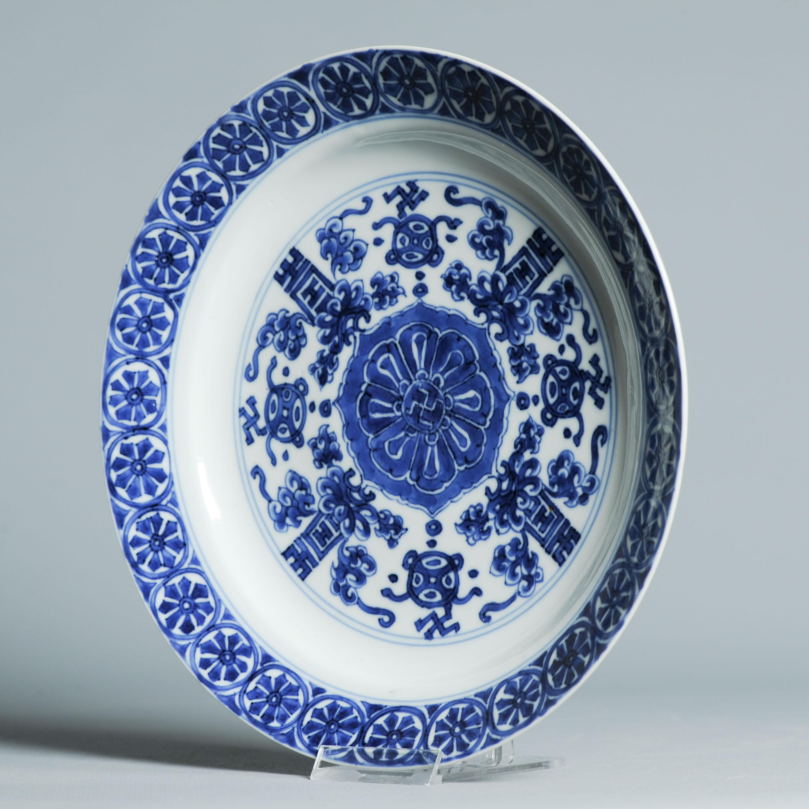 Porcelaine Plat en porcelaine chinoise ancienne de grande qualité de la période Kangxi et marqué Chenghua en vente