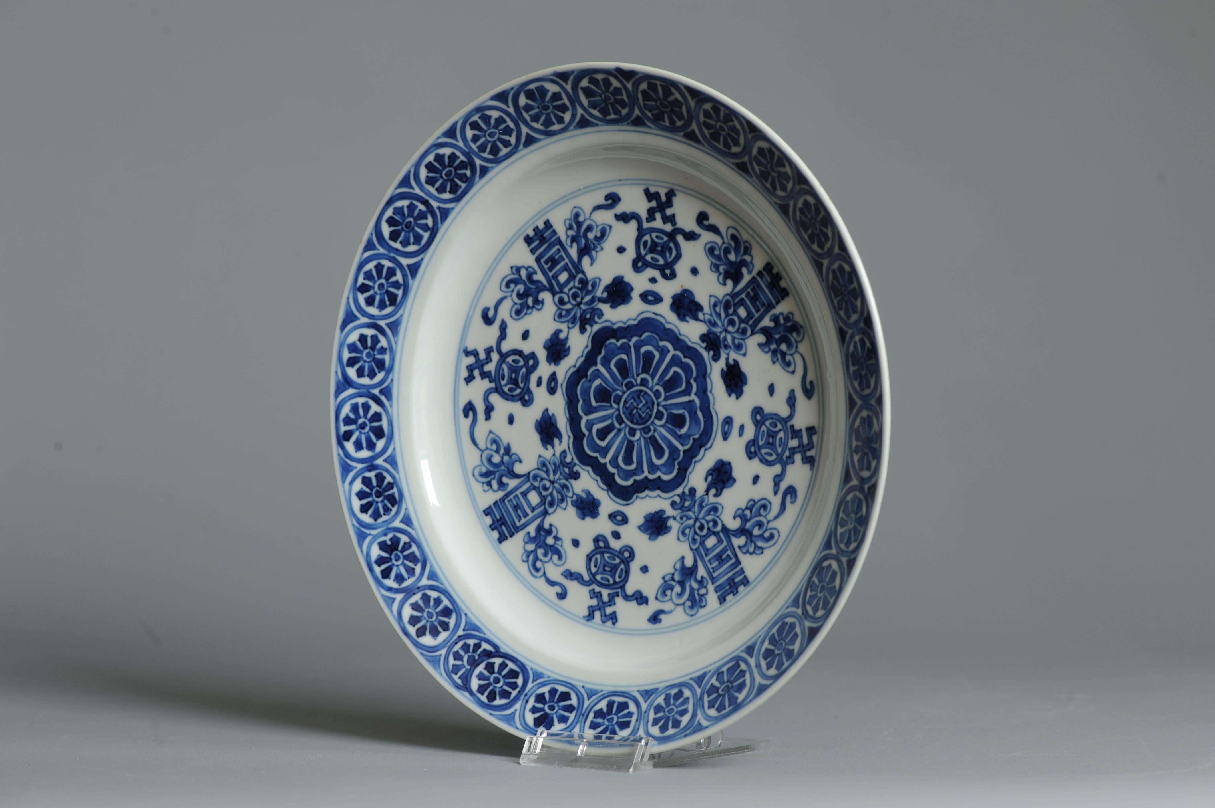 Porcelaine Plat en porcelaine chinoise ancienne de grande qualité de la période Kangxi et marqué Chenghua en vente