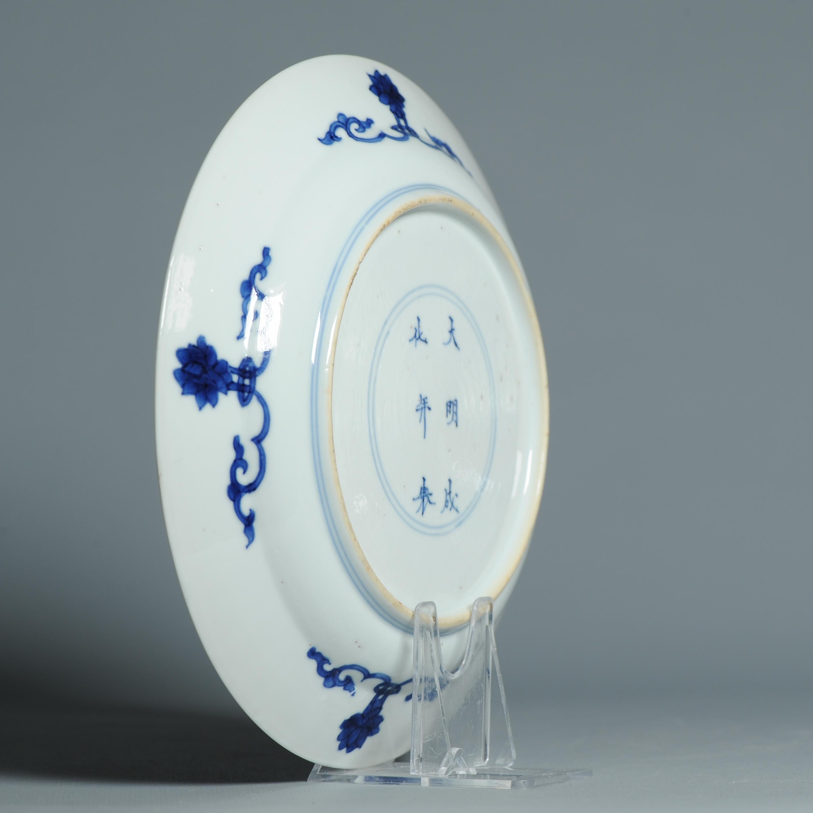 Plat en porcelaine chinoise ancienne de grande qualité de la période Kangxi et marqué Chenghua en vente 1