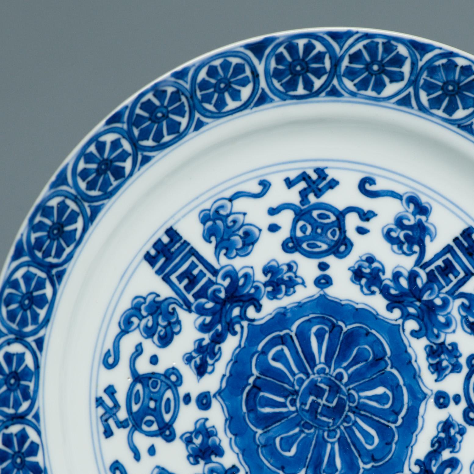 Plat en porcelaine chinoise ancienne de grande qualité de la période Kangxi et marqué Chenghua en vente 2