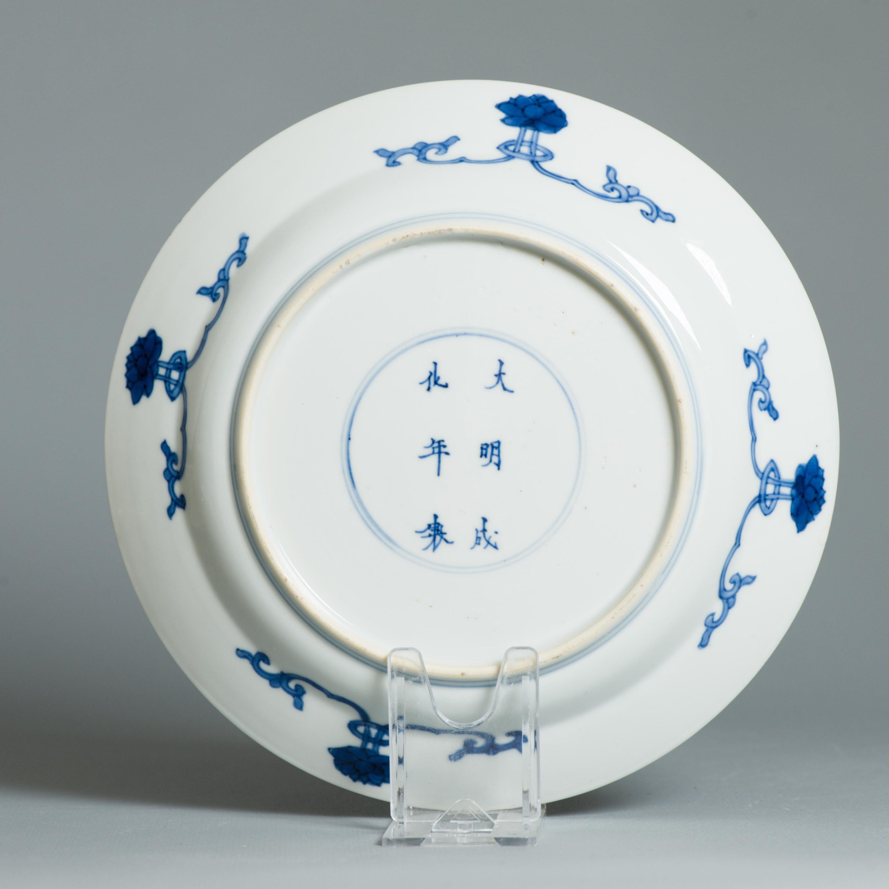 Plat en porcelaine chinoise ancienne de grande qualité de la période Kangxi et marqué Chenghua en vente 2