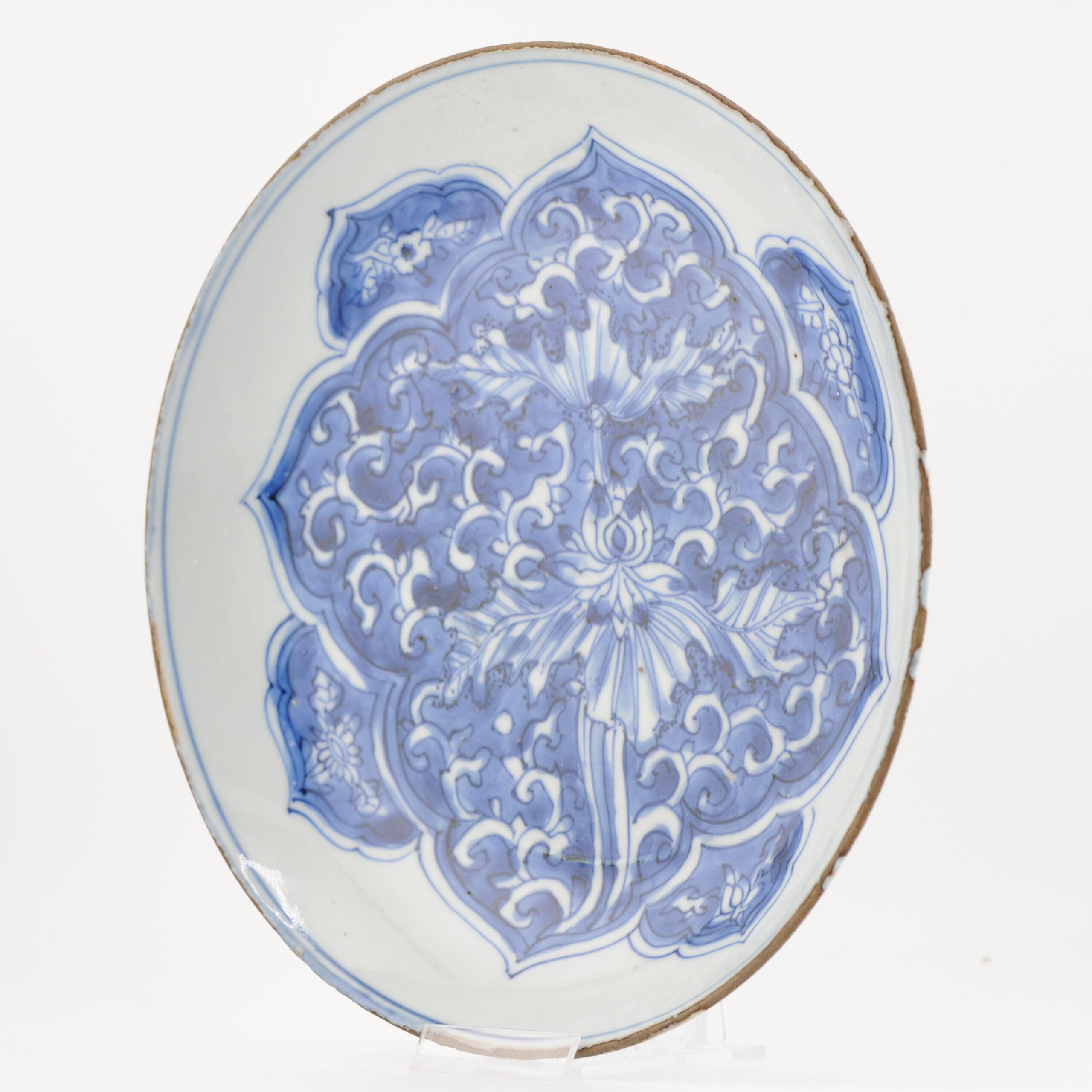Plat à décor inversé LOTUS, en porcelaine chinoise ancienne de la période Ming, de qualité supérieure Bon état à Amsterdam, Noord Holland