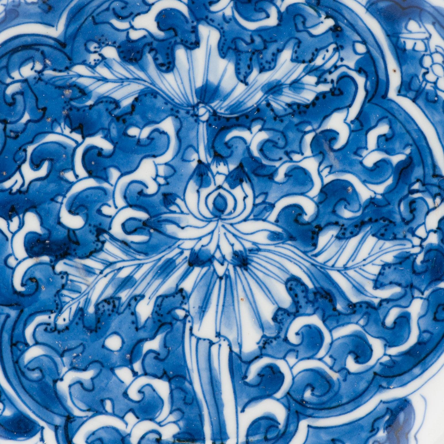 Plat à décor inversé LOTUS, en porcelaine chinoise ancienne de la période Ming, de qualité supérieure 1