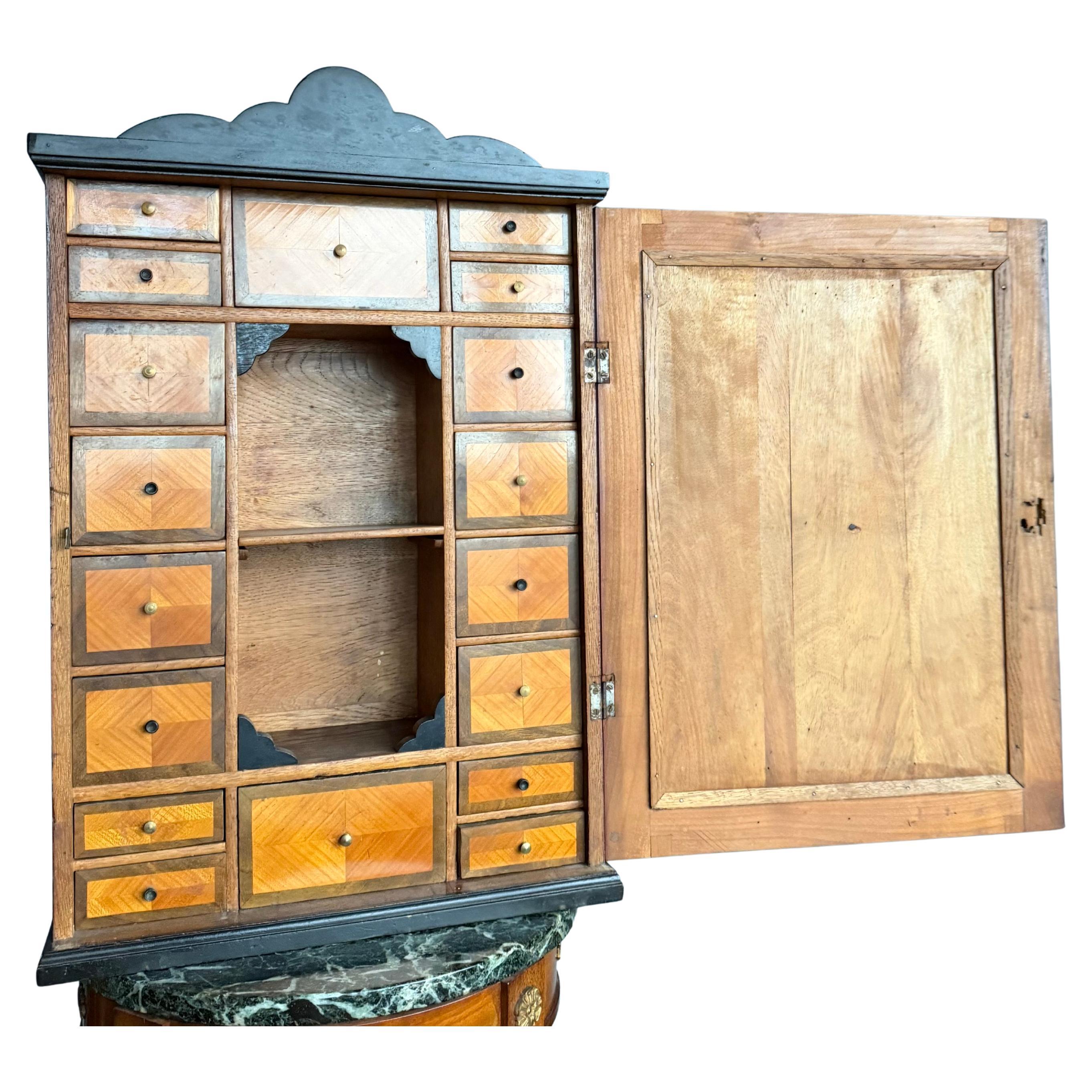 Armoire murale miniature antique de qualité supérieure w. Plusieurs tiroirs à queue d
aronde taillés à la main