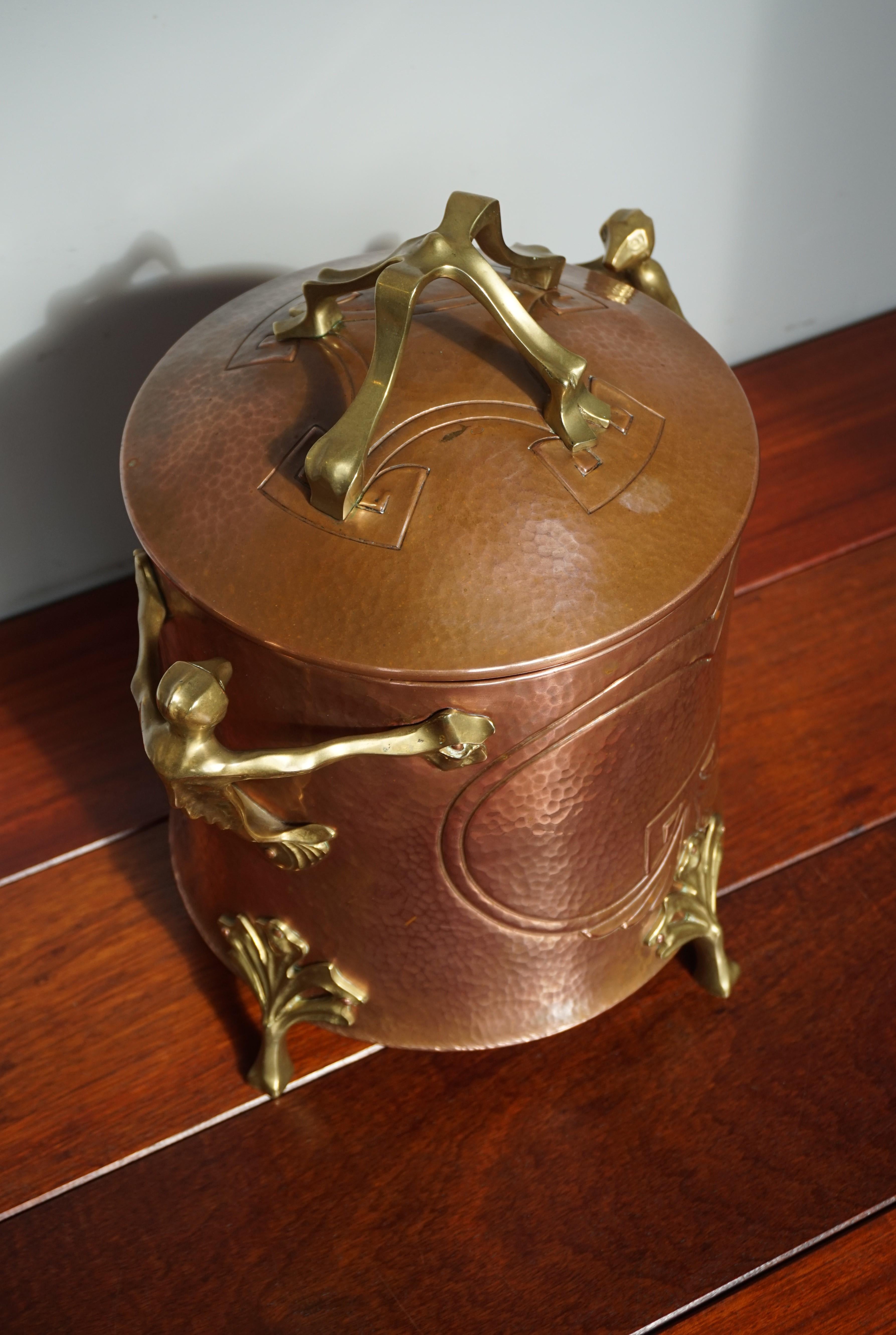 Hochwertiges Arts and Crafts Kohle Hod oder Bucket m. Stilisierte Bat-Skulpturen aus Bronze im Angebot 7