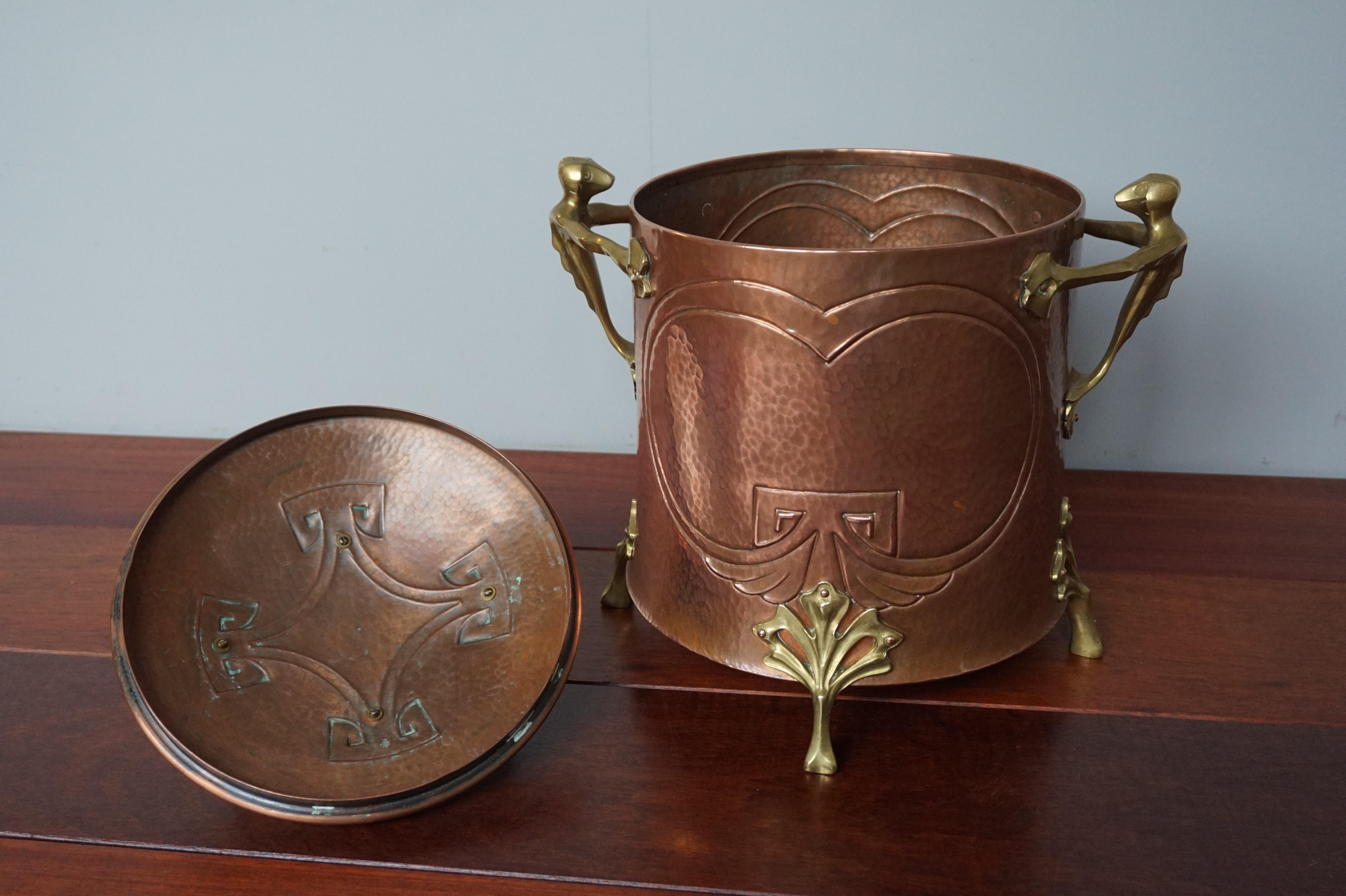 Cazo o cubo de carbón de artesanía de primera calidad c. Esculturas de murciélagos estilizados de bronce Martillado