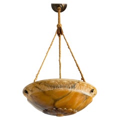 Pendentif Arts & Crafts de qualité supérieure en albâtre et veines noires avec Sculpture en forme de feuille, 1910
