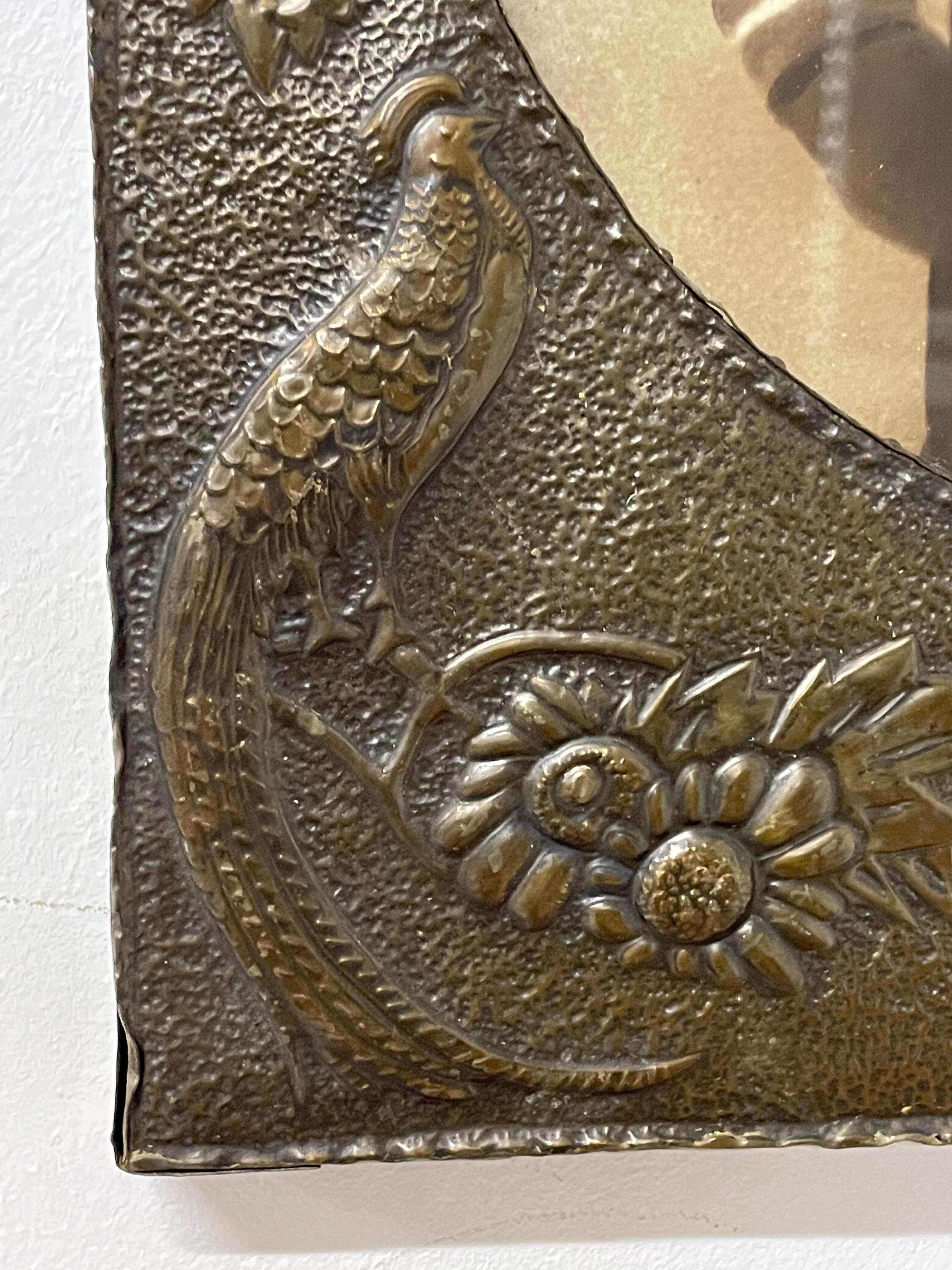 Europeo Qualità superiore Arts & Crafts Cornice da parete in rame / Specchio con. Pavone in rilievo in vendita