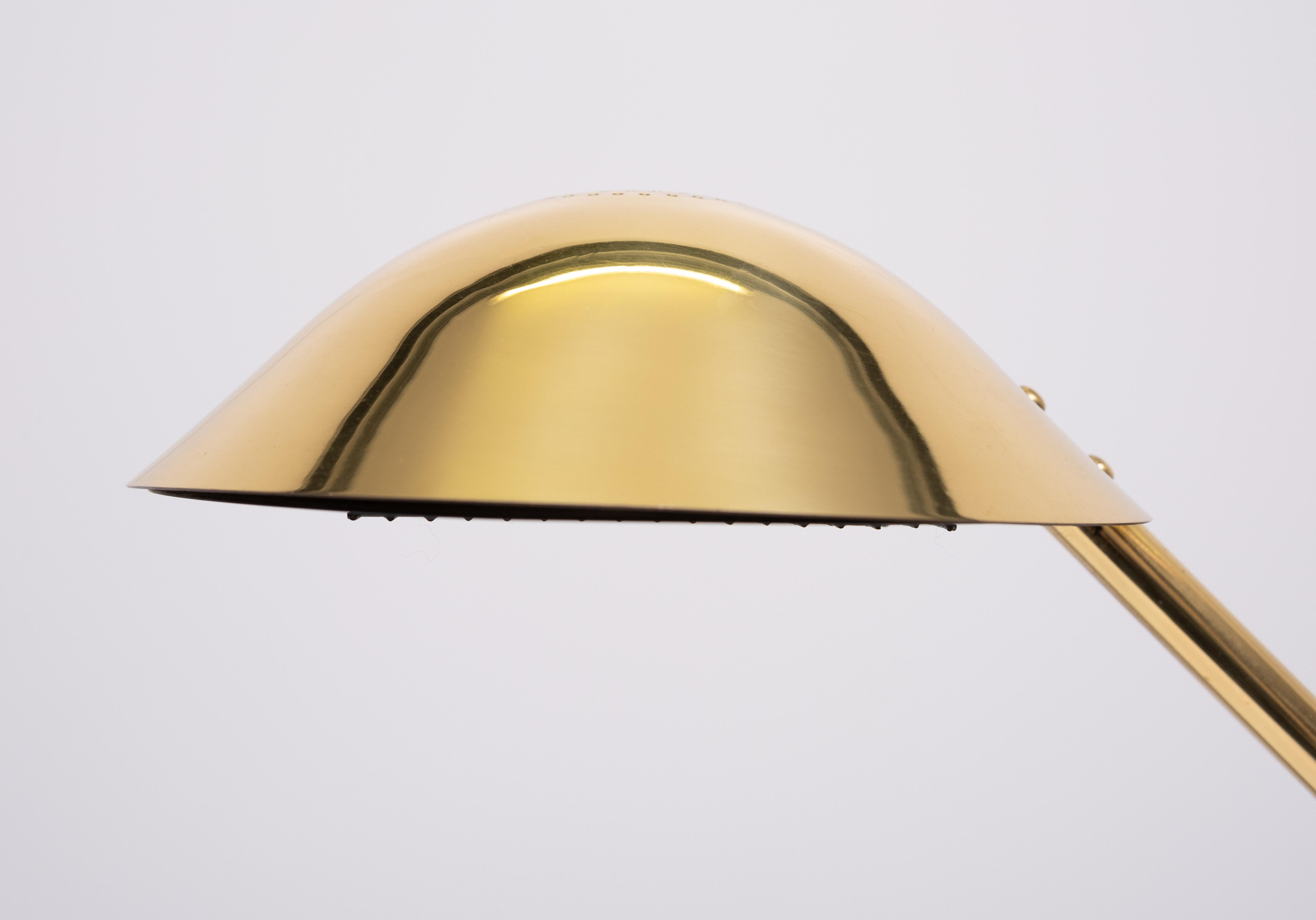 Lampe de bureau de très bonne qualité. Laiton massif . Halogène avec variateur .
Fabriqué par Vibia Espagne dans les années 1980. Fonctionne parfaitement. 
Très rare . 