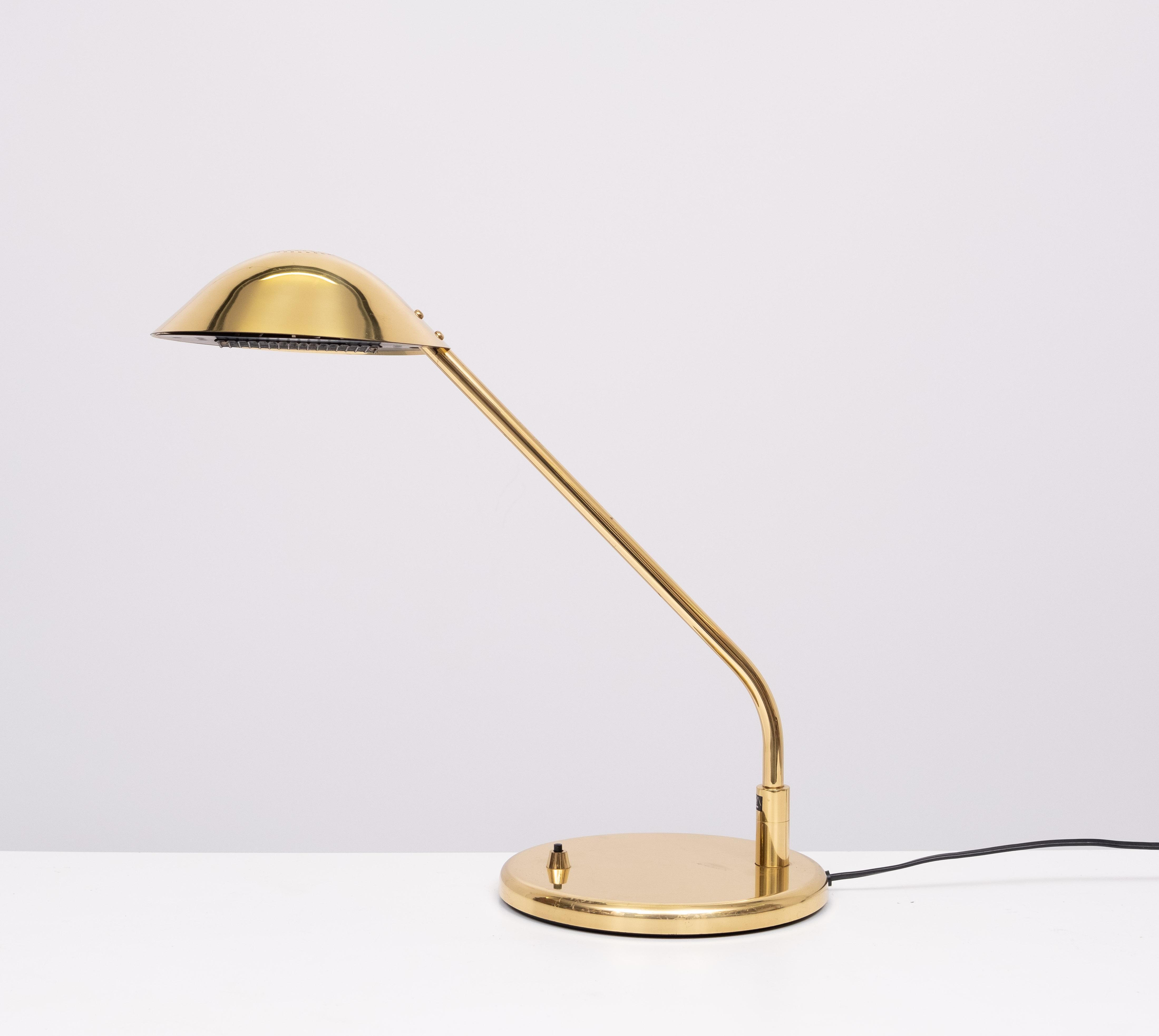 Moderne Lampe de bureau en laiton de qualité supérieure par Vibia Espagne  1980s en vente