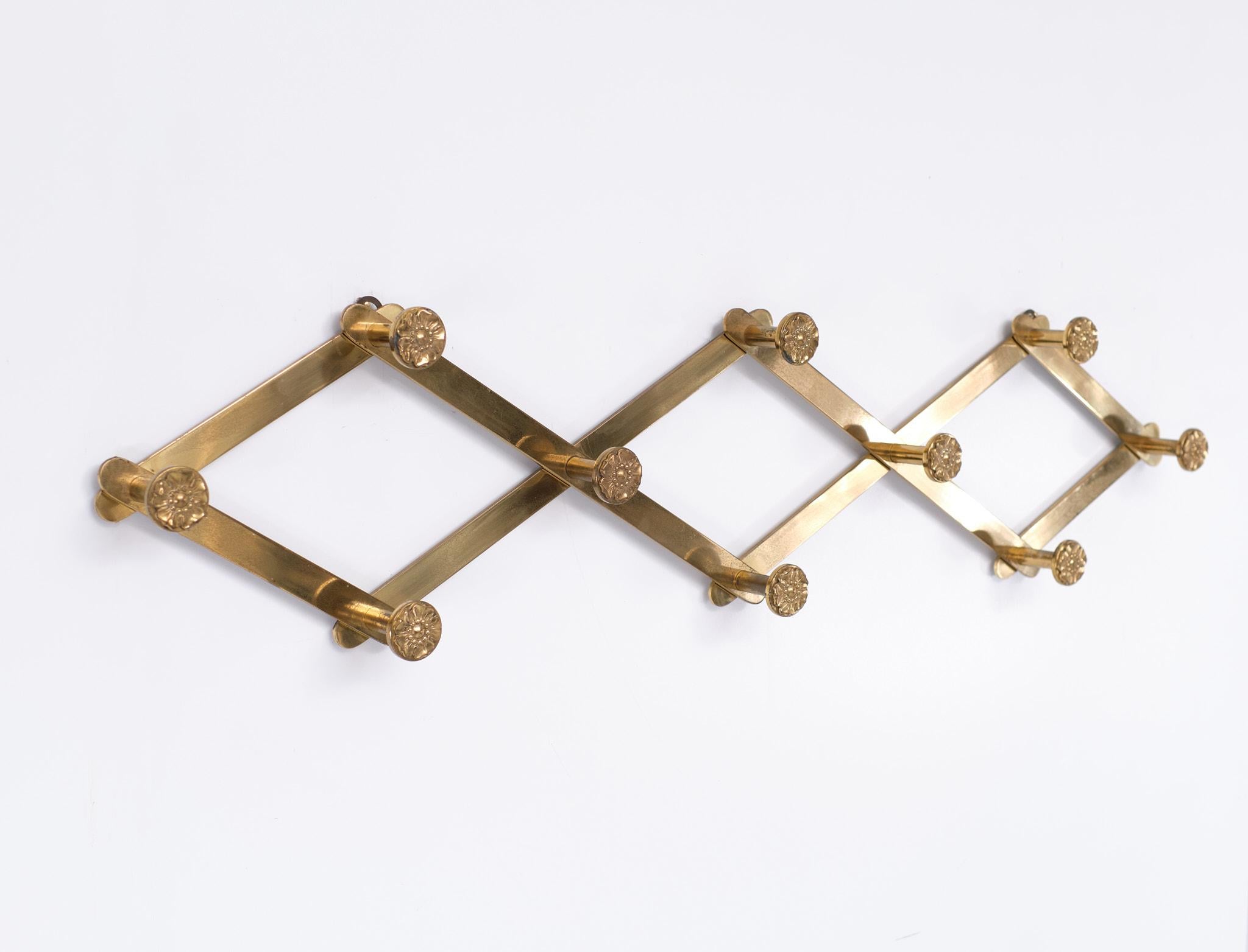Top quality Brass Harmonica Coat rack  1970s Italy  In Good Condition For Sale In Den Haag, NL
