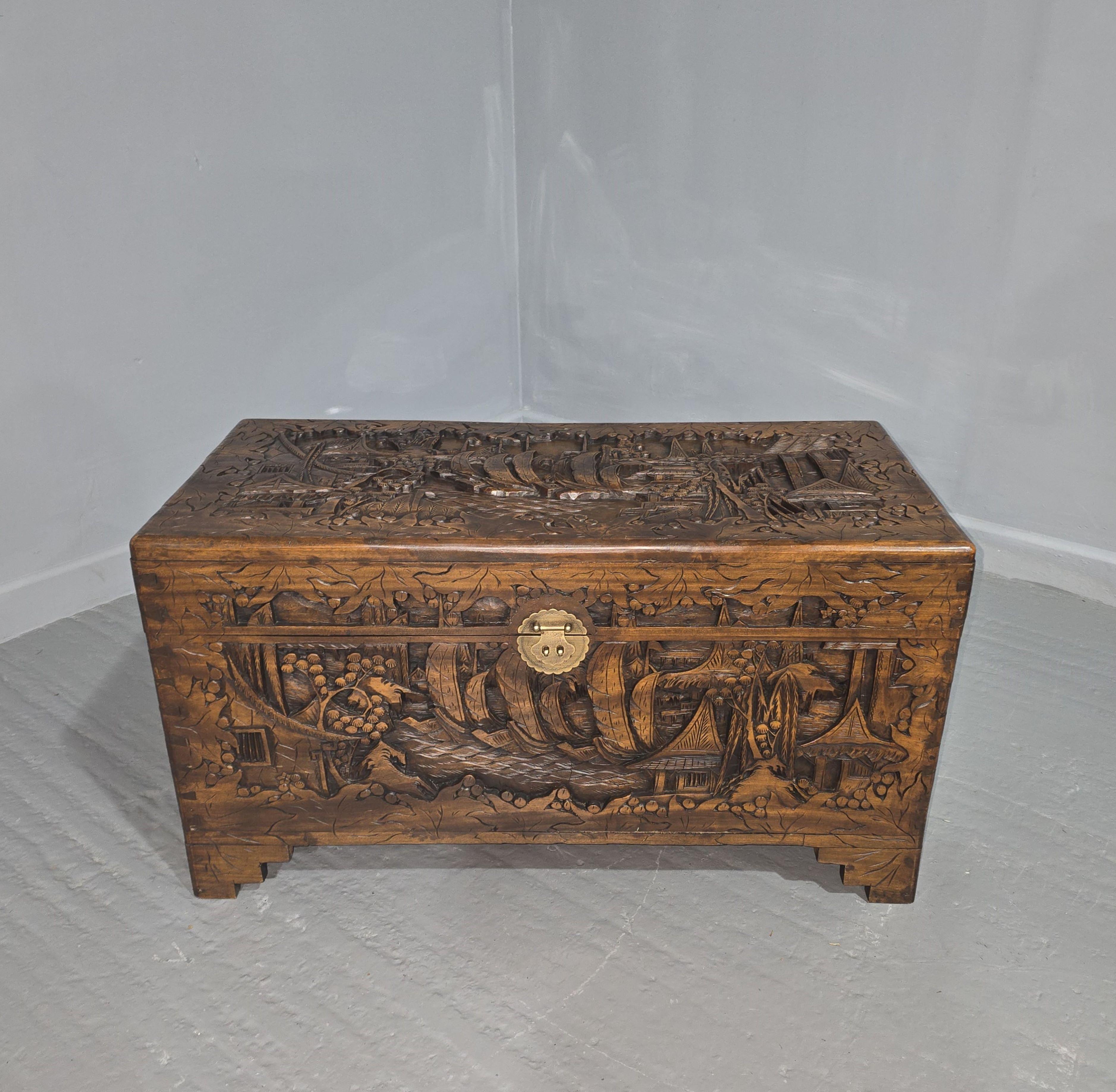 Cassapanca cinese di qualità eccezionale in legno di canfora intagliato con serratura in ottone, intaglio eccezionale e profondo, fodera originale del vassoio, in eccellenti condizioni originali.

Altezza 18,5
37