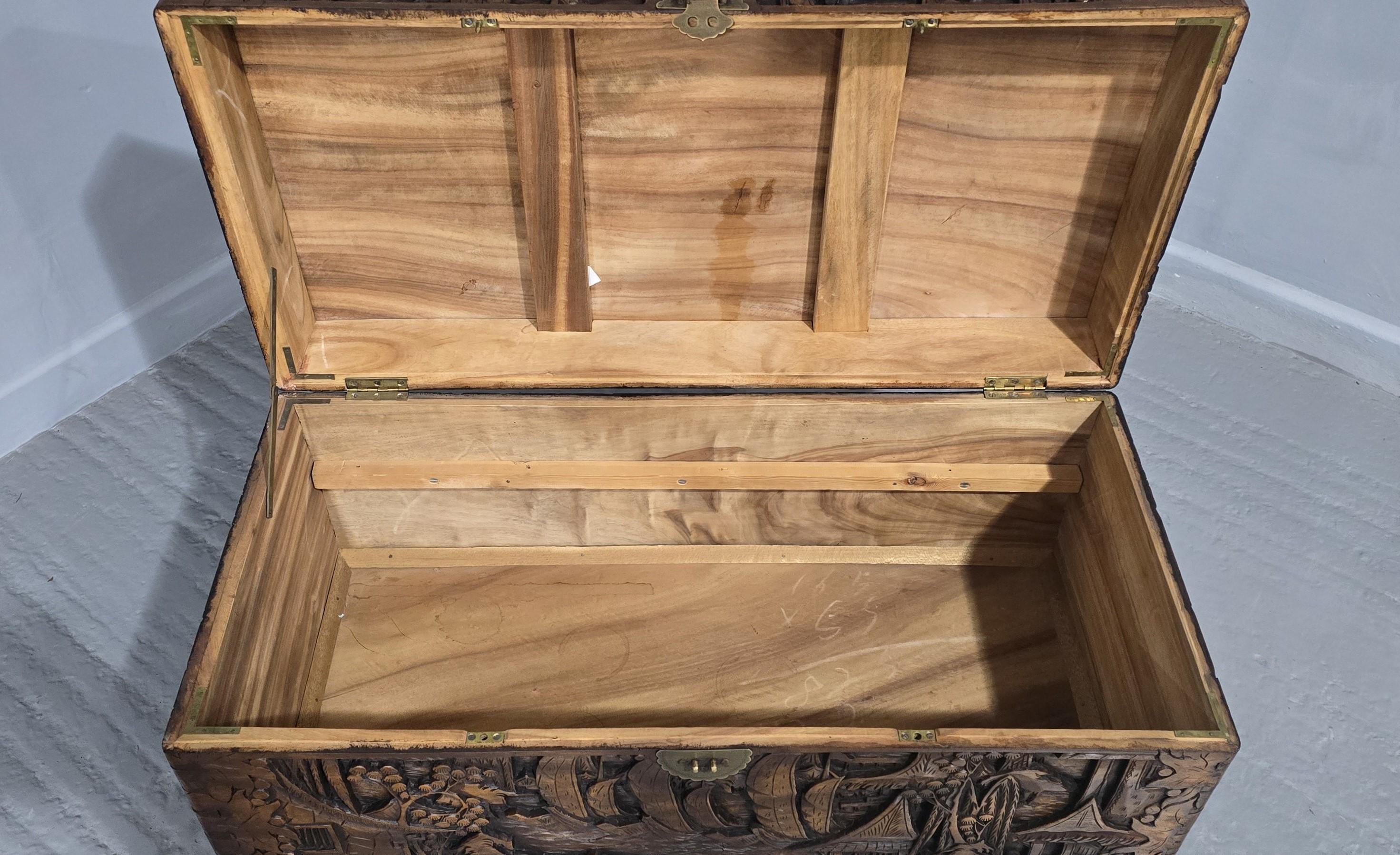 Altro Cassapanca in legno di canfora di alta qualità in vendita