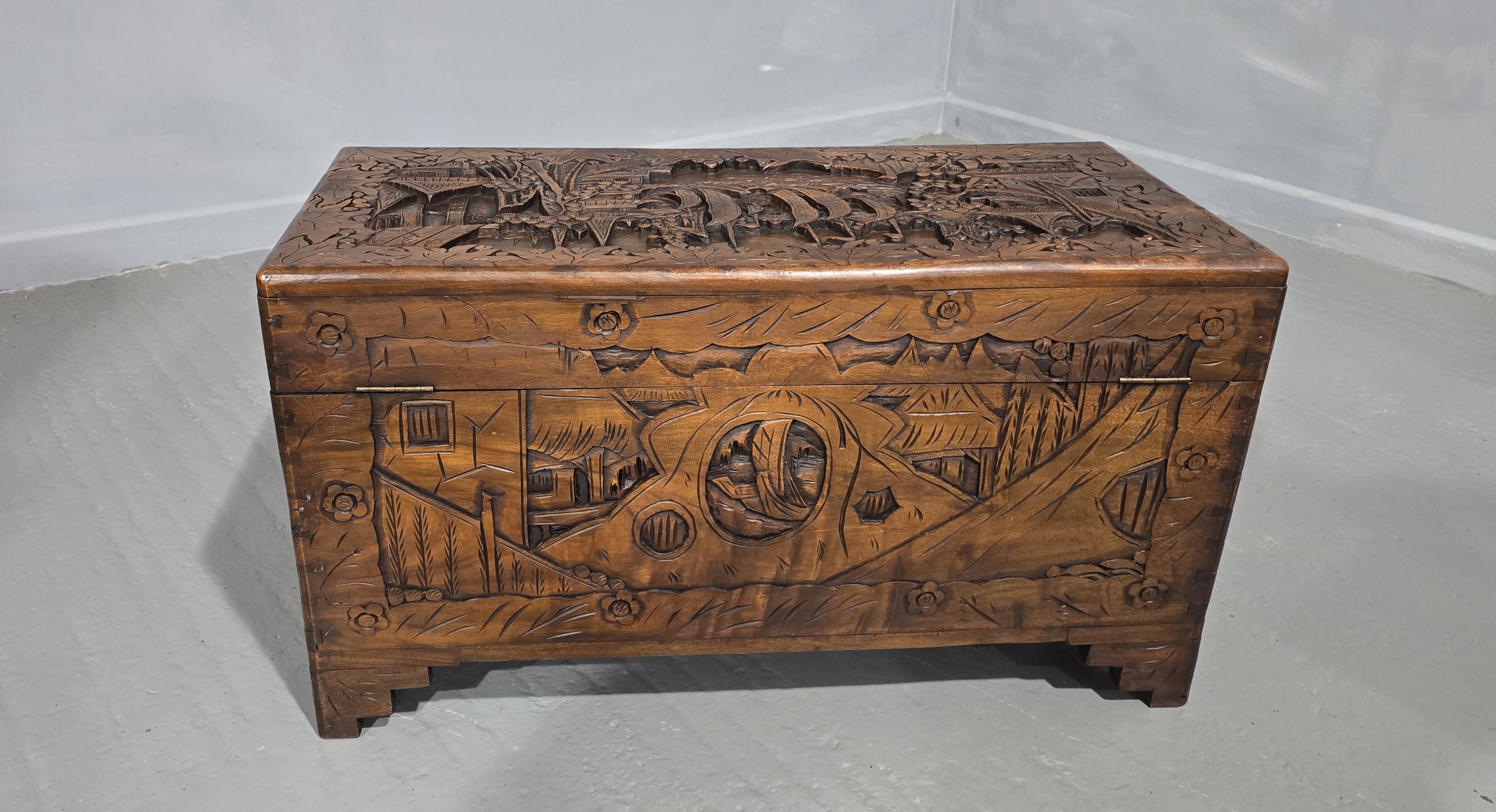 Cassapanca in legno di canfora di alta qualità in vendita 1