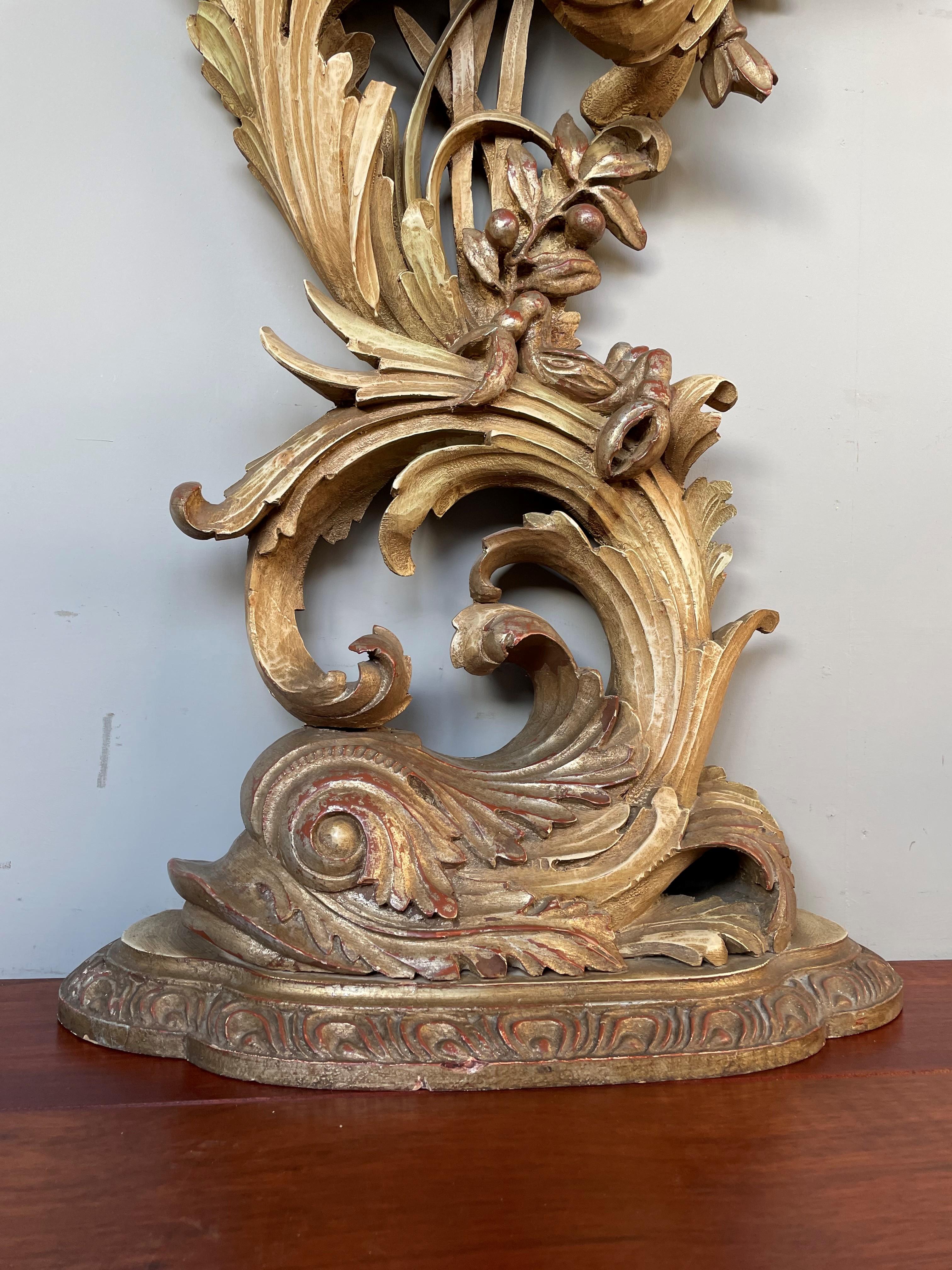 Top Quality Carved Venetian Side Table w. Dolphin & Crab Sculpture & Marble Top In Excellent Condition In Lisse, NL