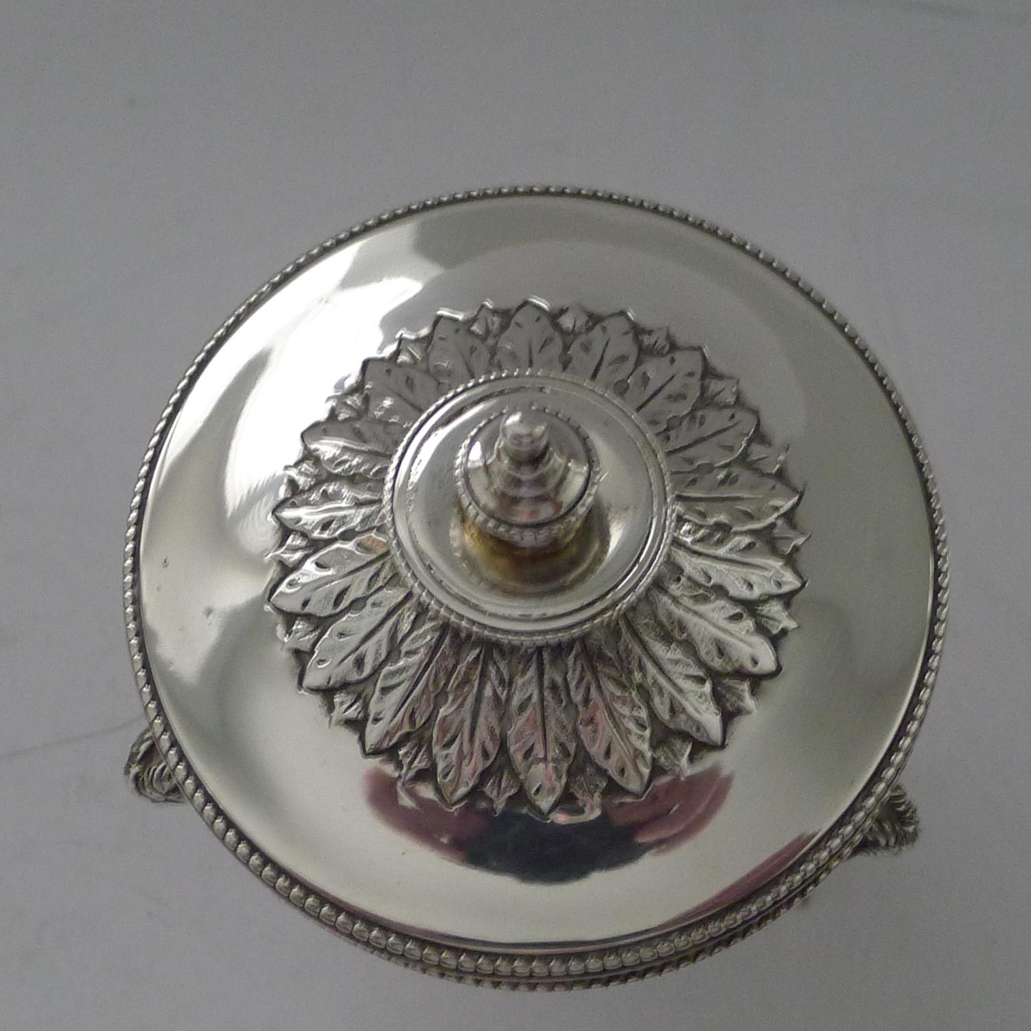 Caja de té inglesa de plata maciza de primera calidad, de Goldsmiths and Silversmiths Co. Estilo Adán en venta