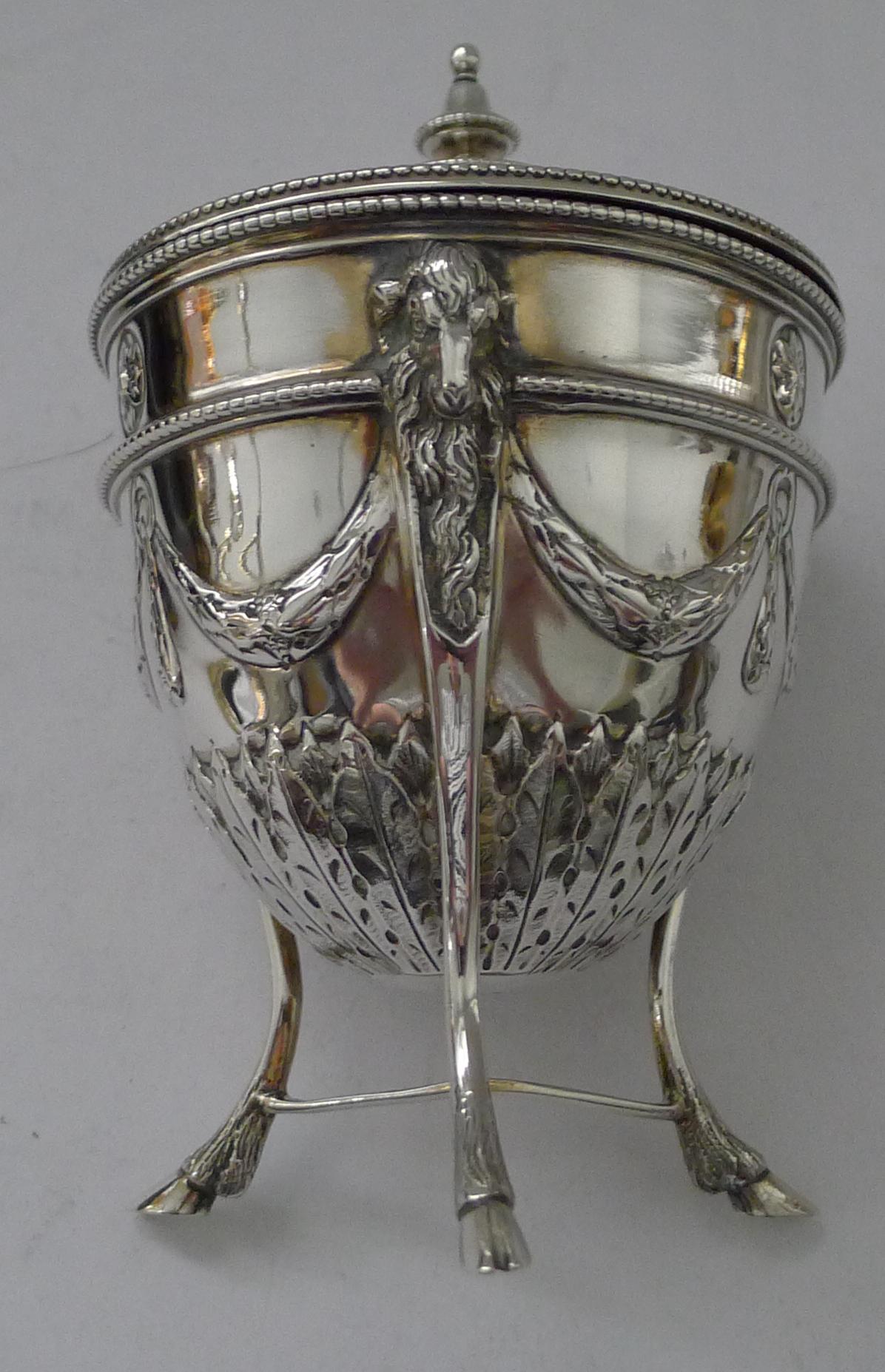 Caja de té inglesa de plata maciza de primera calidad, de Goldsmiths and Silversmiths Co. en Bueno estado para la venta en Bath, GB