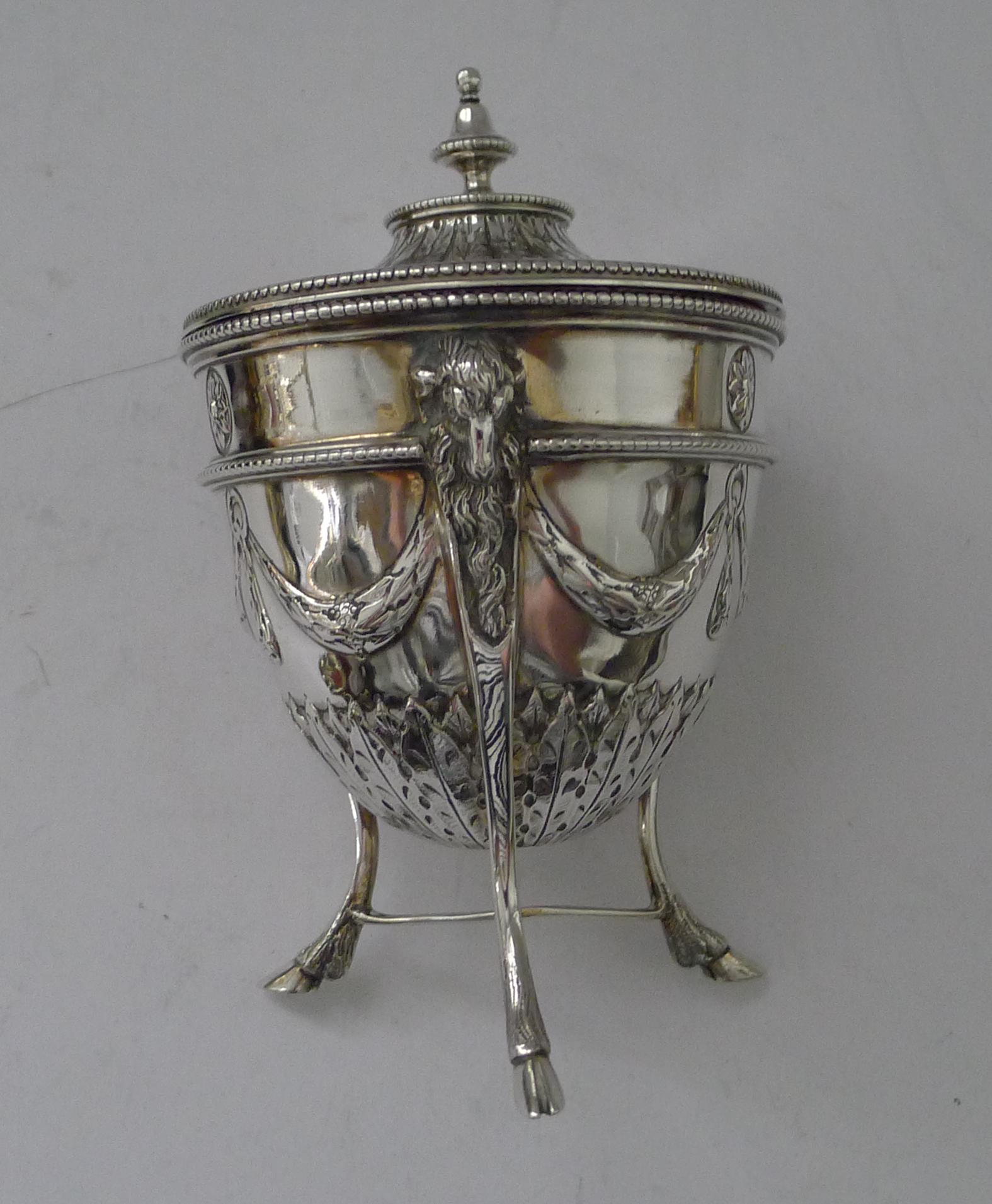 Caja de té inglesa de plata maciza de primera calidad, de Goldsmiths and Silversmiths Co. Plata esterlina en venta