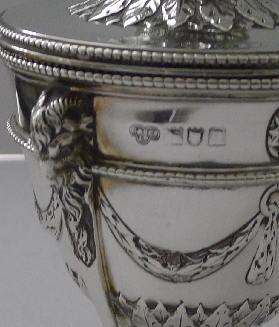 Caja de té inglesa de plata maciza de primera calidad, de Goldsmiths and Silversmiths Co. en venta 2
