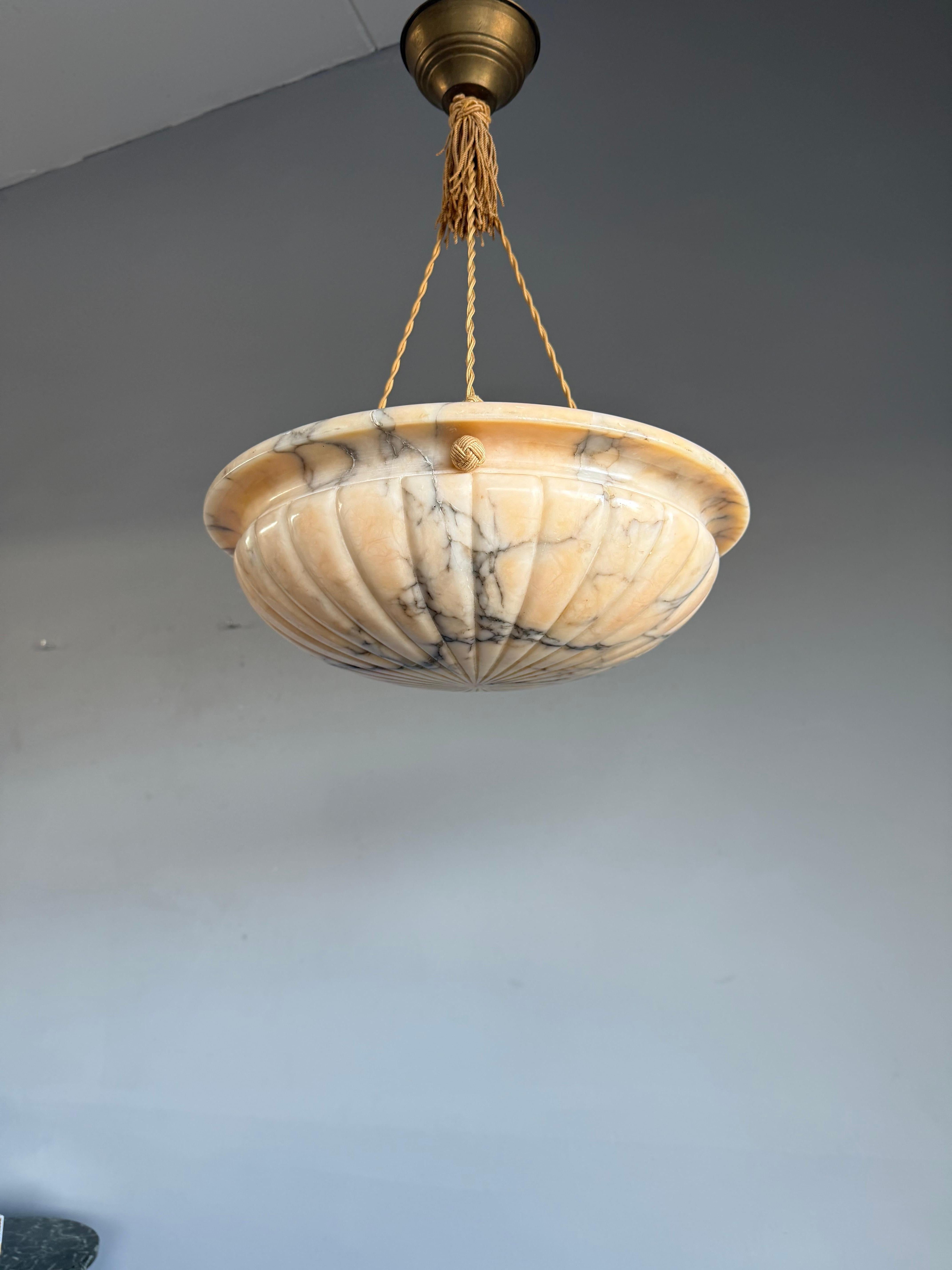 Top-Light e buone dimensioni, ciondolo in alabastro dal design senza tempo con catena a corda in vendita 2