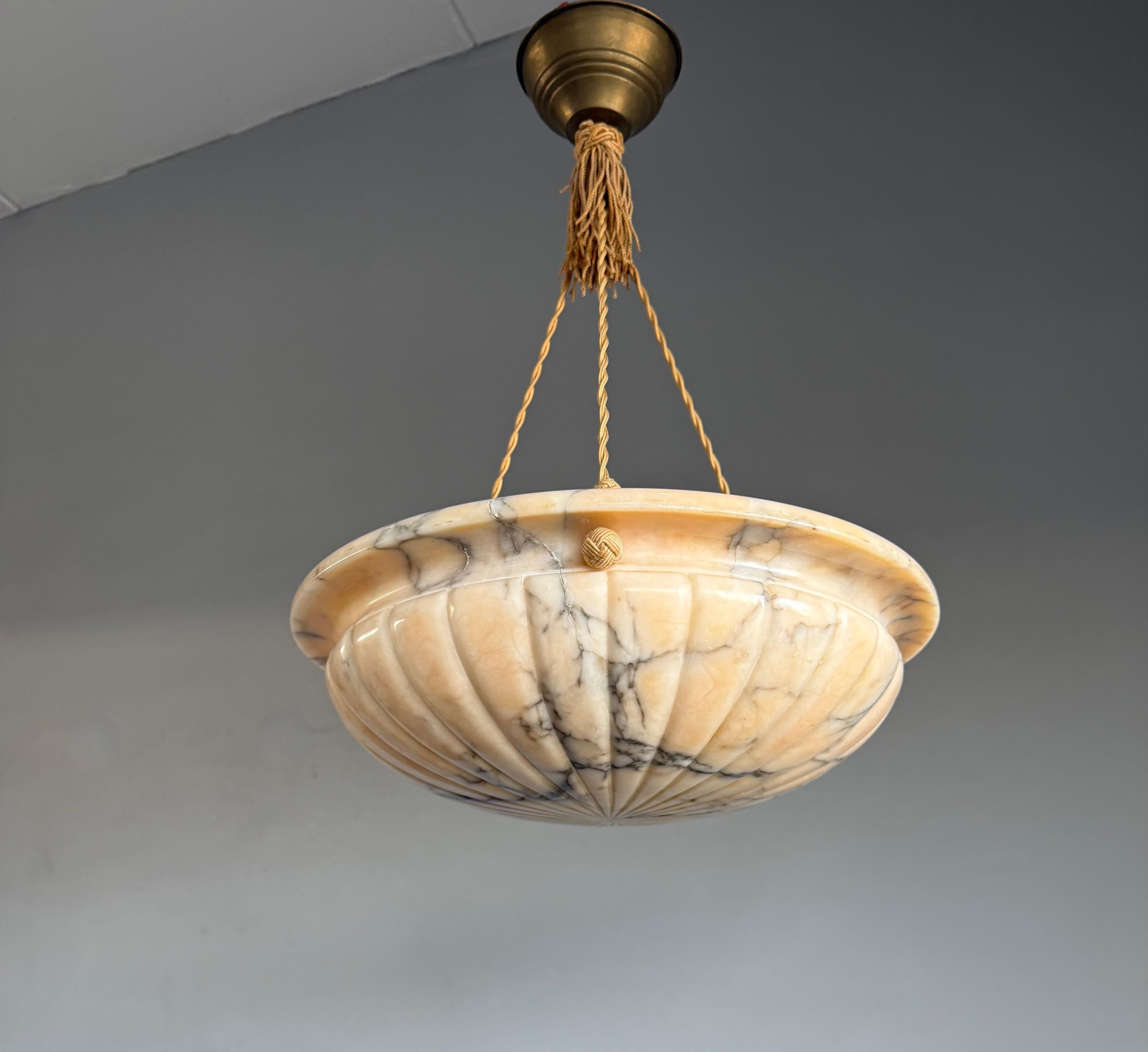 Top-Light e buone dimensioni, ciondolo in alabastro dal design senza tempo con catena a corda in vendita 3