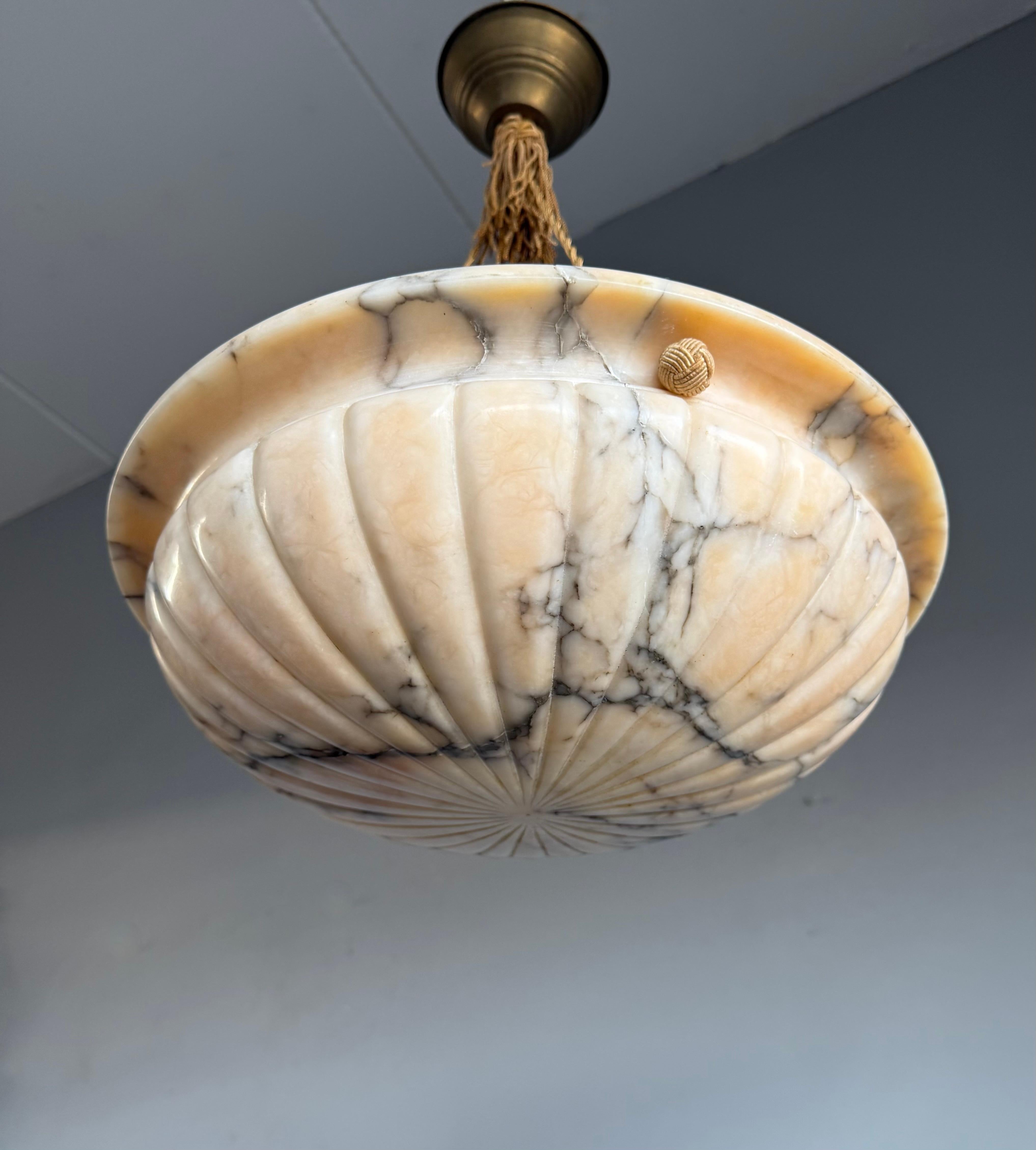Top-Light e buone dimensioni, ciondolo in alabastro dal design senza tempo con catena a corda in vendita 4