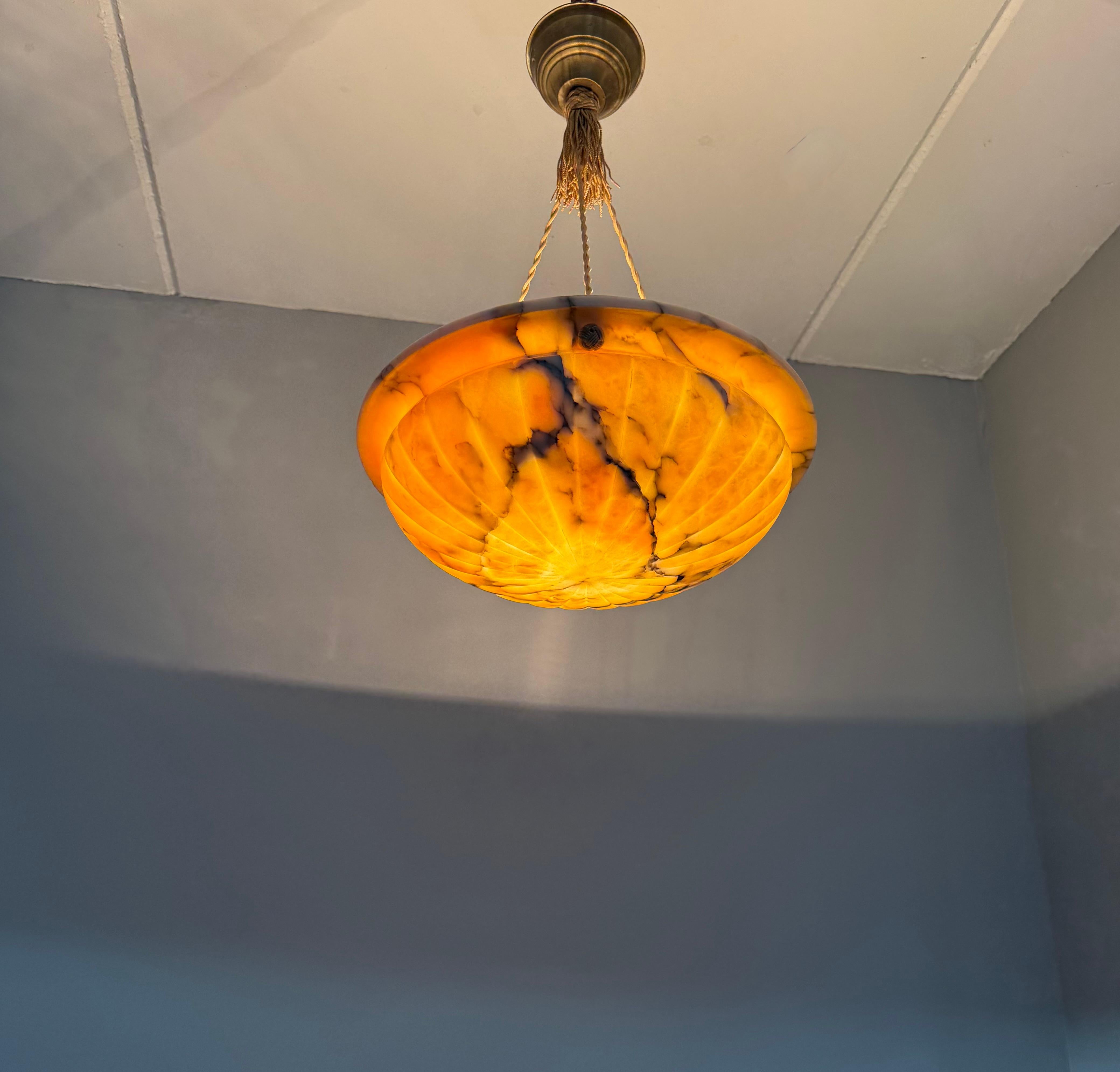 Top-Light e buone dimensioni, ciondolo in alabastro dal design senza tempo con catena a corda in vendita 5
