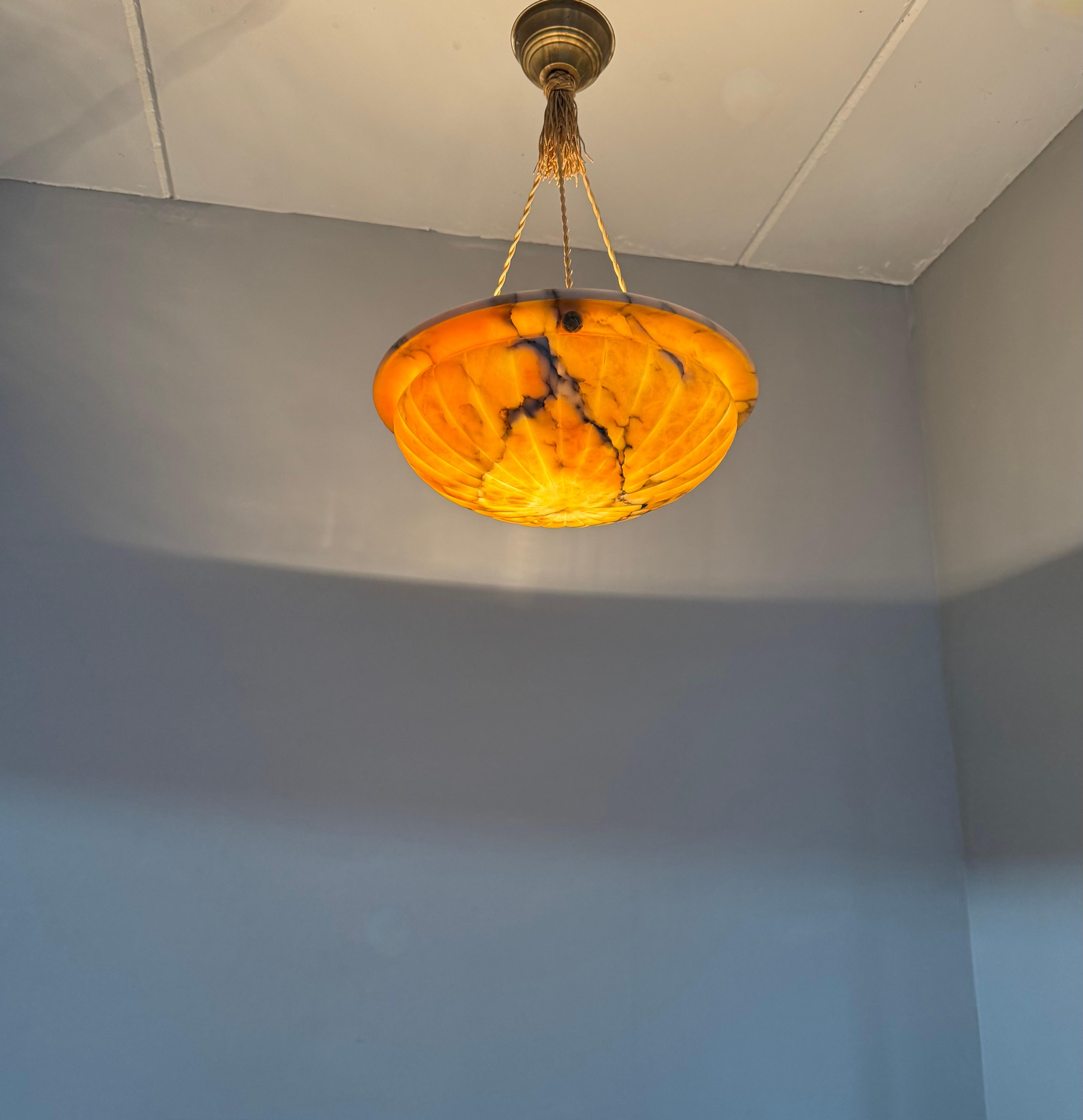 Top-Light e buone dimensioni, ciondolo in alabastro dal design senza tempo con catena a corda in vendita 6