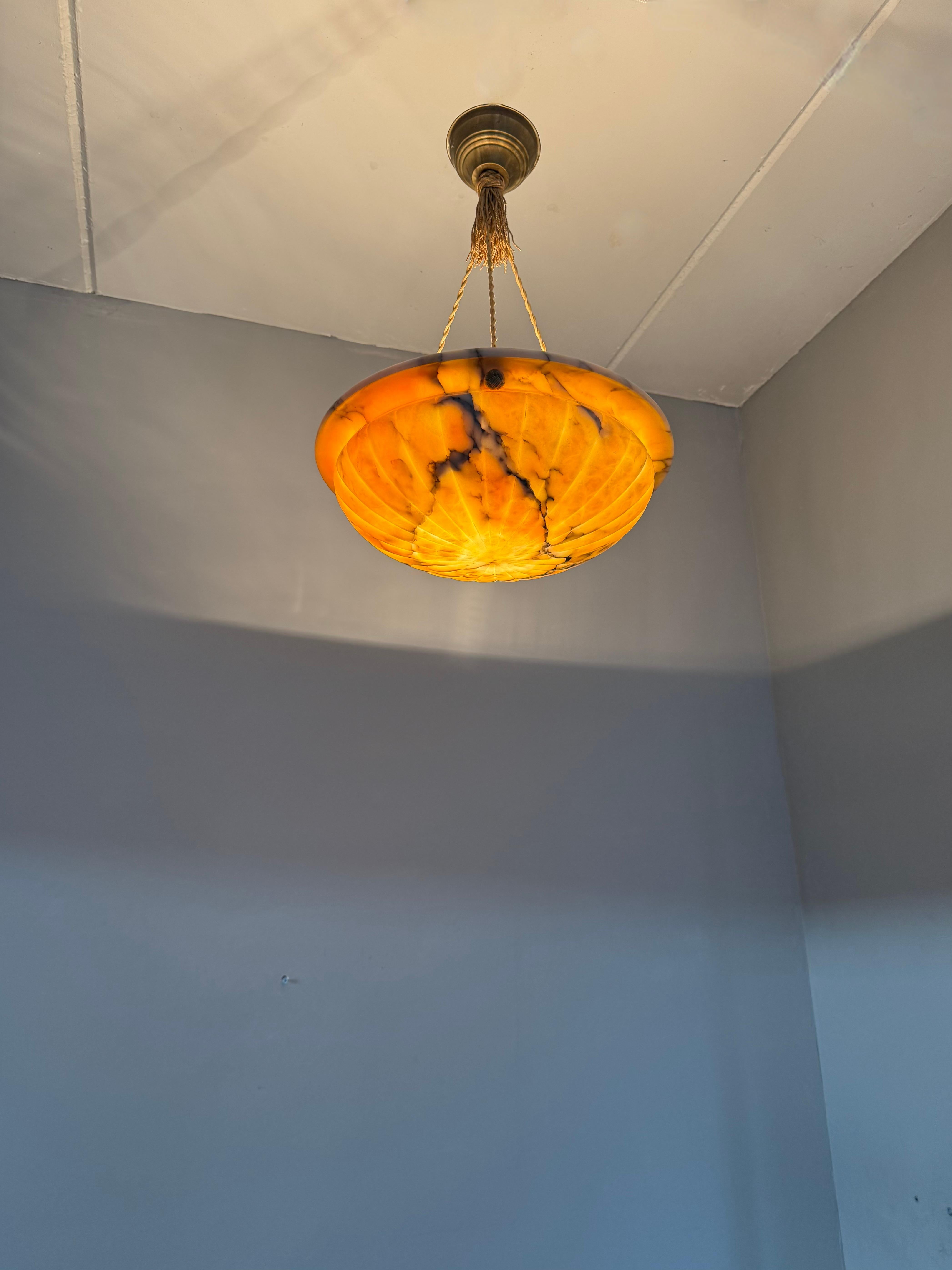 Top-Light e buone dimensioni, ciondolo in alabastro dal design senza tempo con catena a corda in vendita 9
