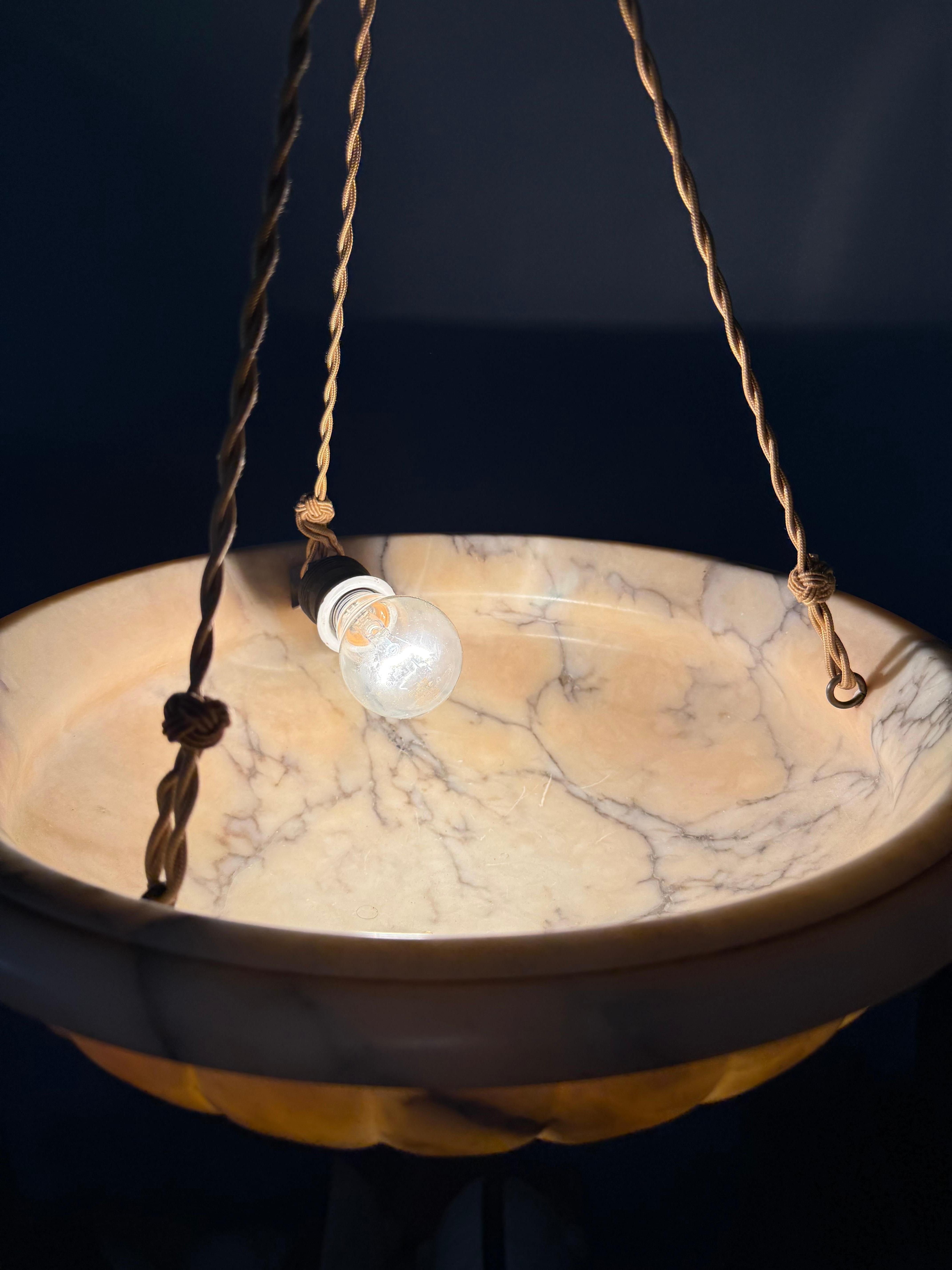 Top-Light e buone dimensioni, ciondolo in alabastro dal design senza tempo con catena a corda in vendita 10