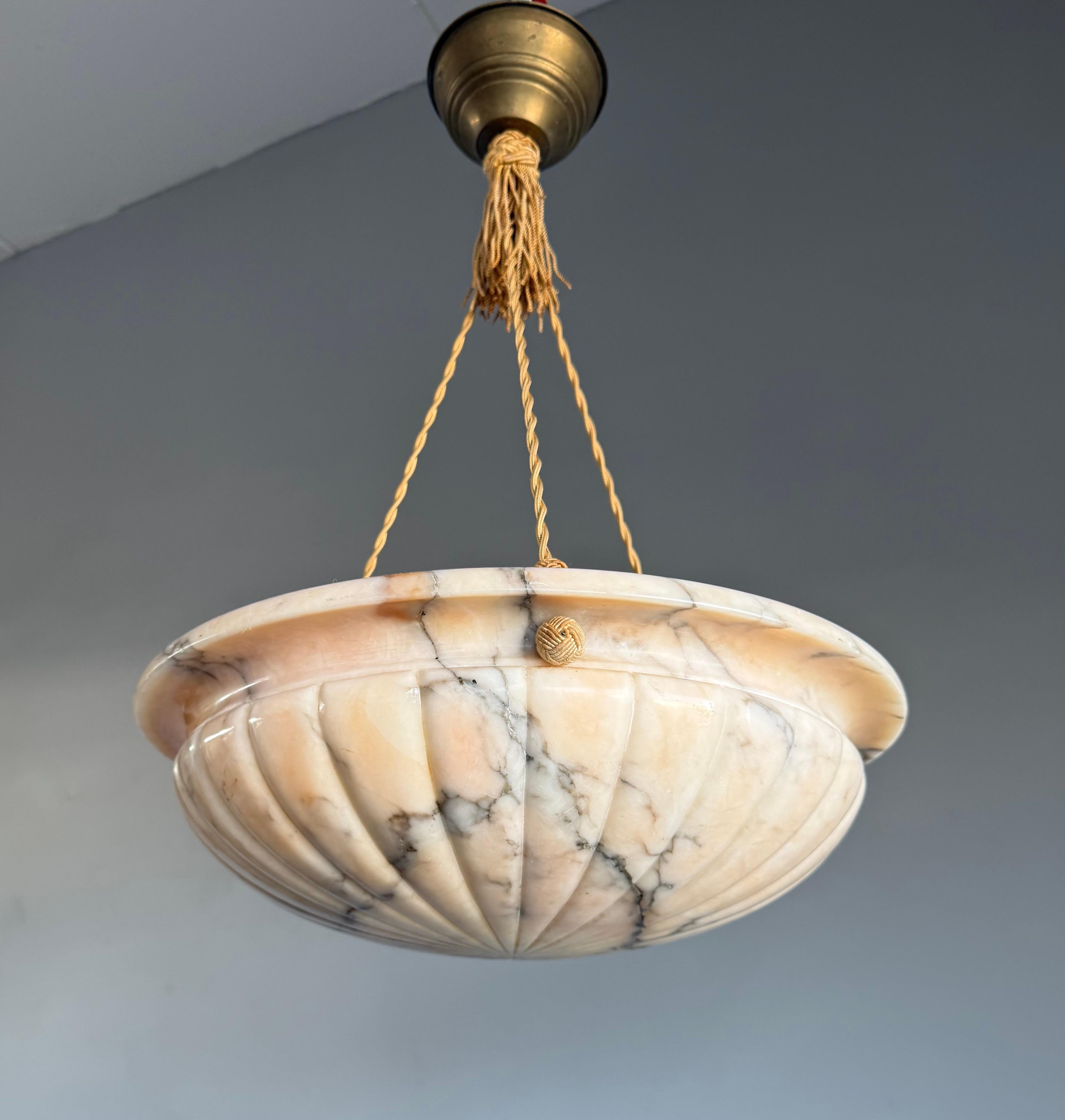 Apparecchio di classe superiore con uno splendido paralume in alabastro.

Grazie al suo design unico, alle sue buone dimensioni e alle sue condizioni davvero eccellenti, questo lampadario in alabastro illuminerà le tue giornate e le tue serate. A
