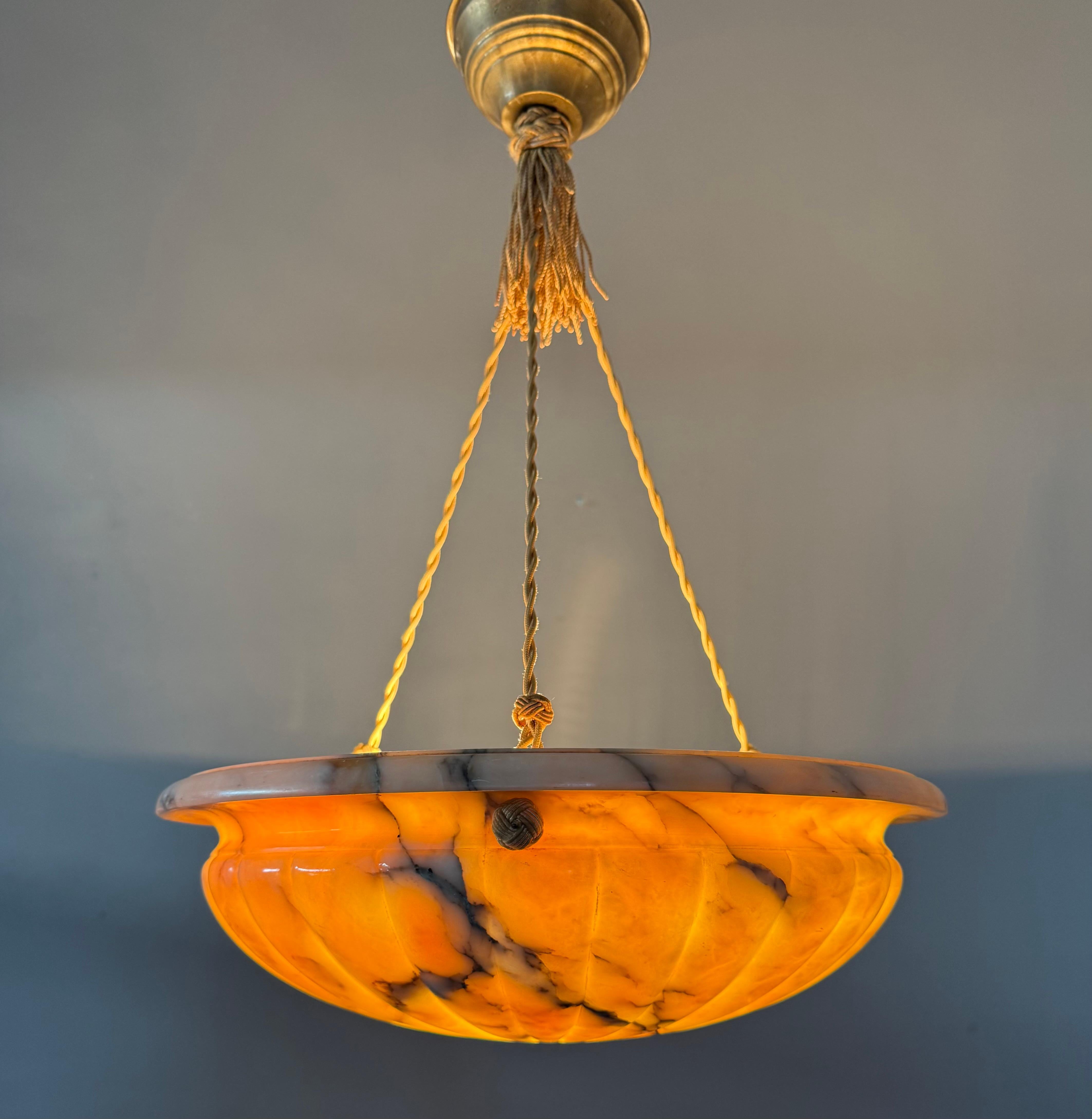 Top-Light e buone dimensioni, ciondolo in alabastro dal design senza tempo con catena a corda in vendita 12