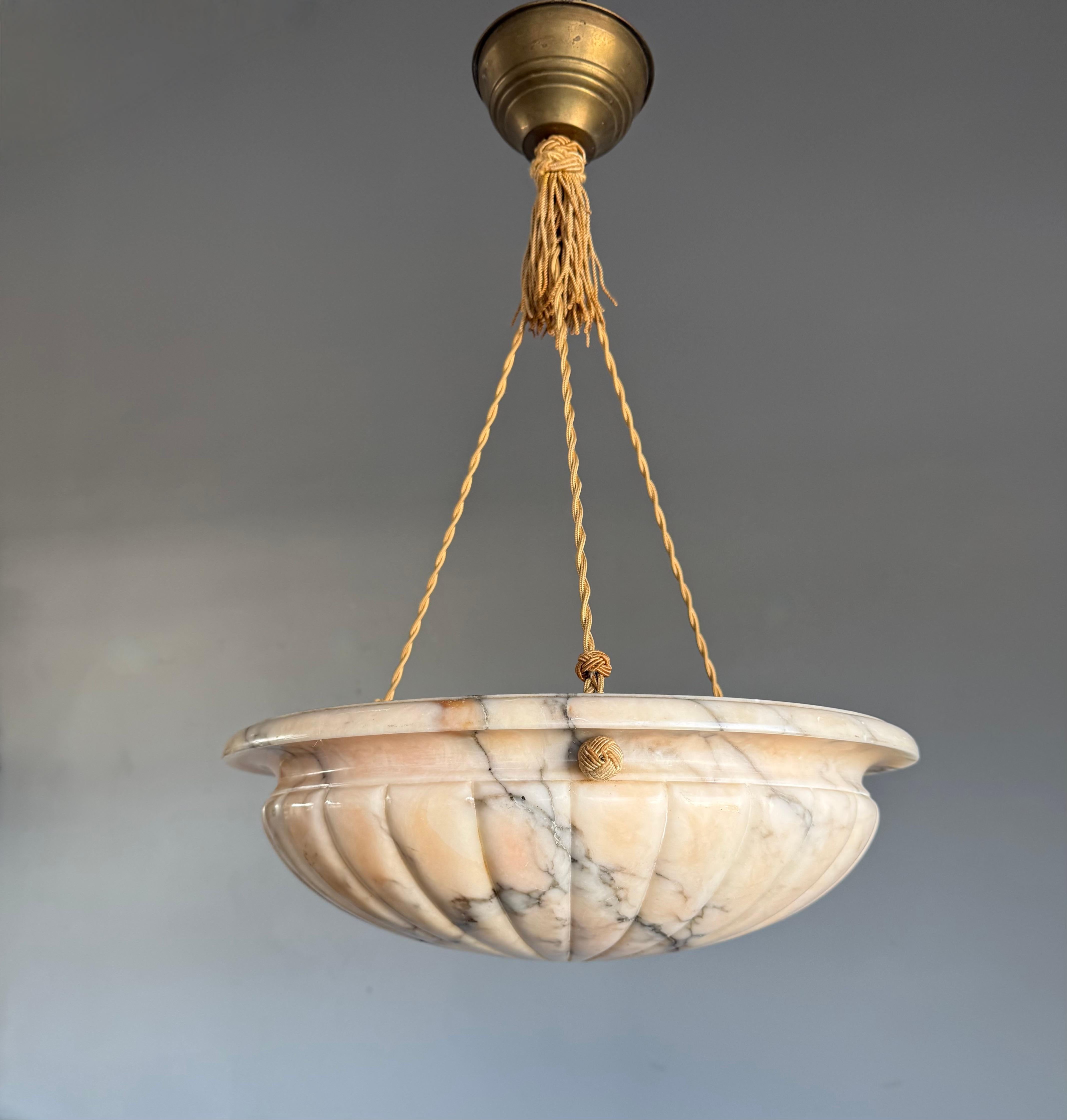 Romano classico Top-Light e buone dimensioni, ciondolo in alabastro dal design senza tempo con catena a corda in vendita