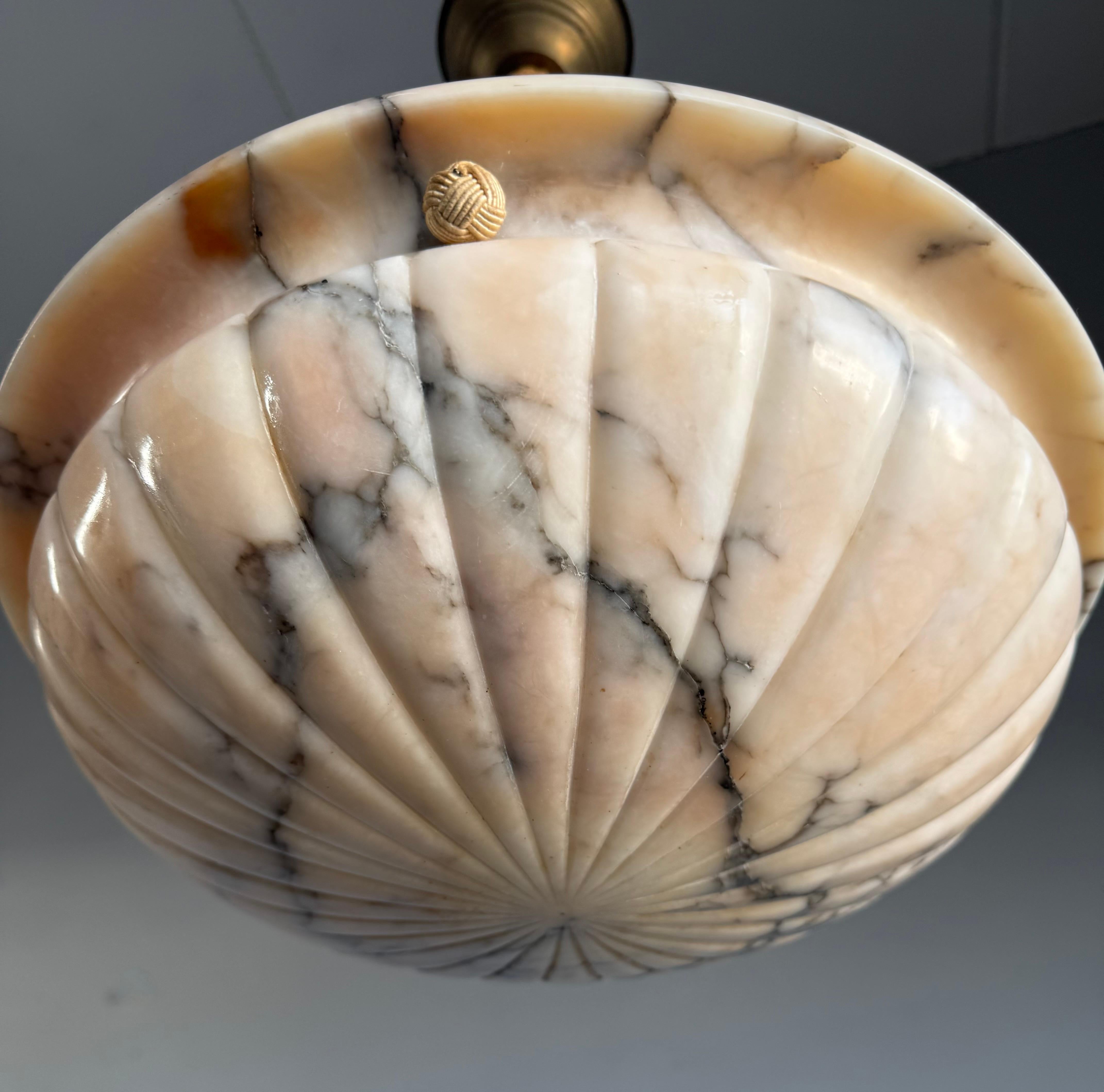 Italiano Top-Light e buone dimensioni, ciondolo in alabastro dal design senza tempo con catena a corda in vendita