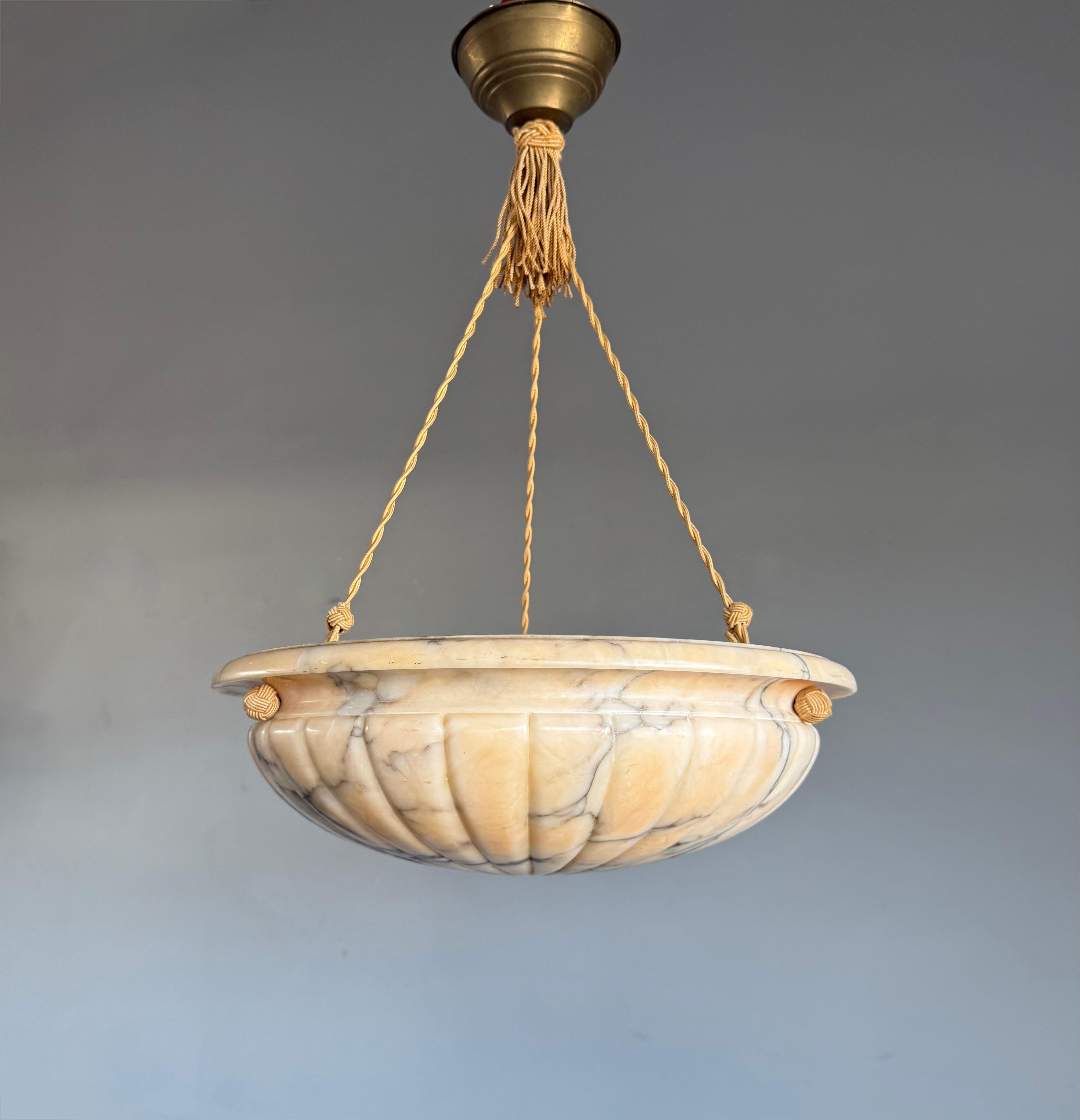 XX secolo Top-Light e buone dimensioni, ciondolo in alabastro dal design senza tempo con catena a corda in vendita