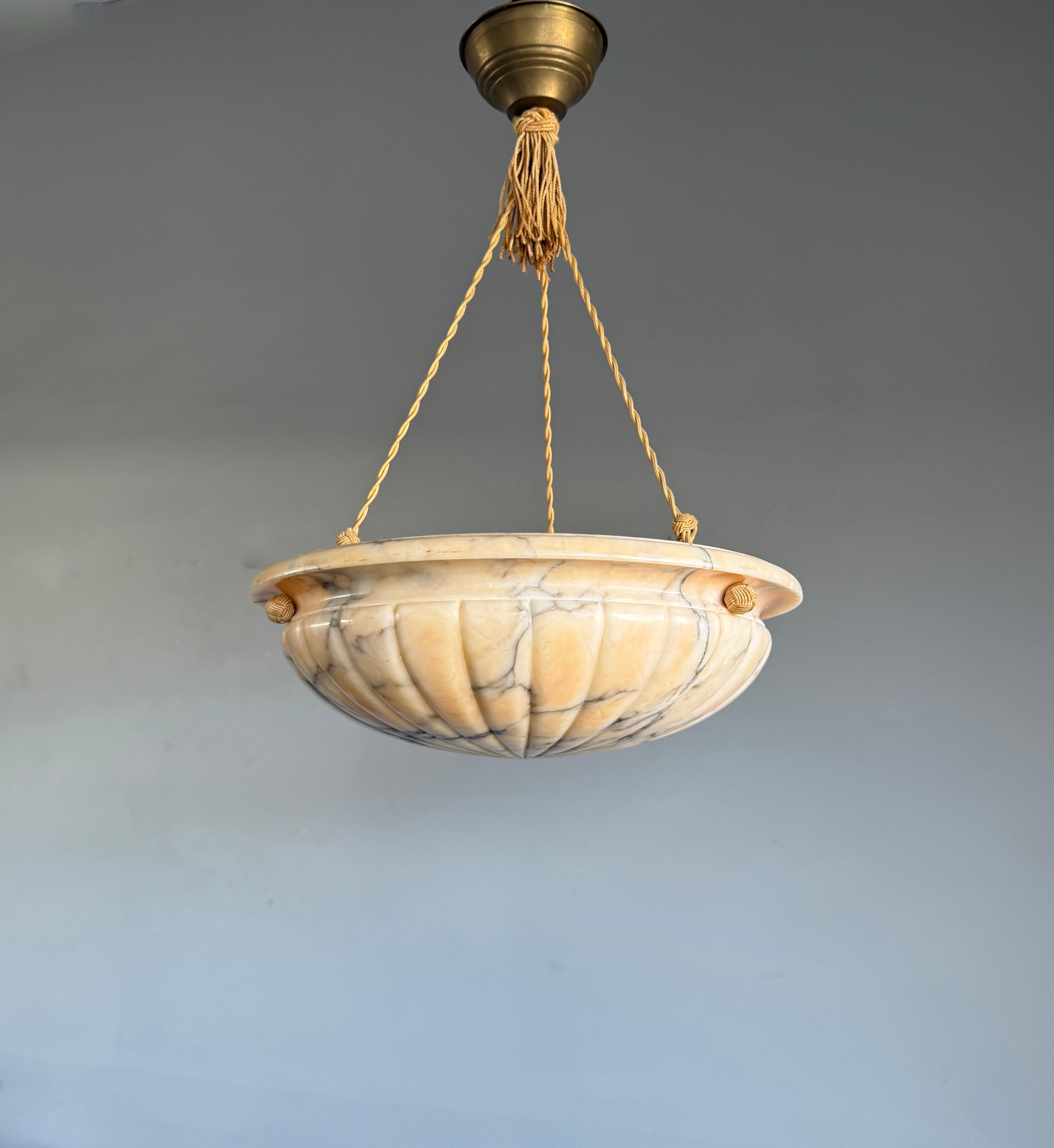 Corda Top-Light e buone dimensioni, ciondolo in alabastro dal design senza tempo con catena a corda in vendita