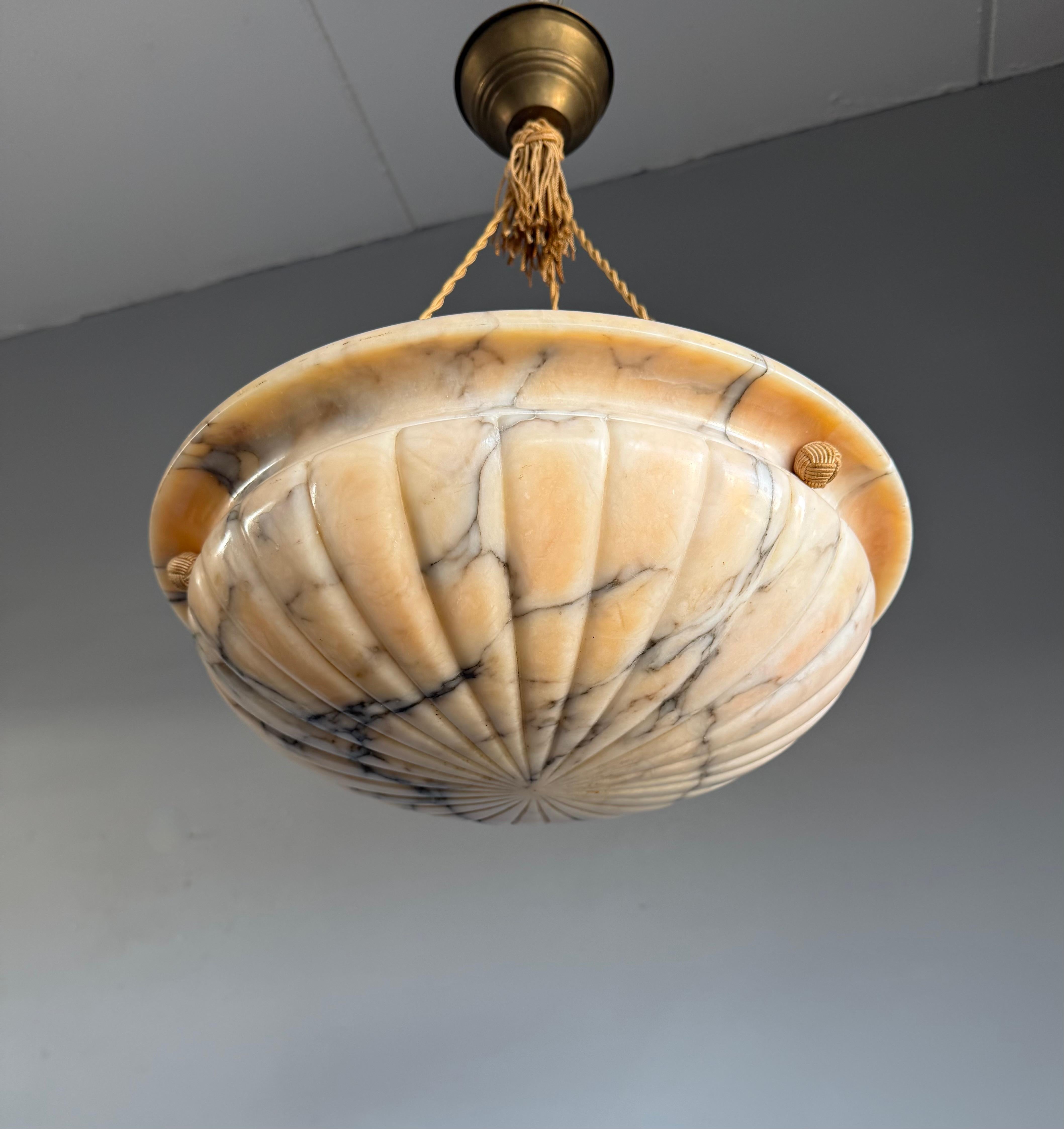Top-Light e buone dimensioni, ciondolo in alabastro dal design senza tempo con catena a corda in vendita 1