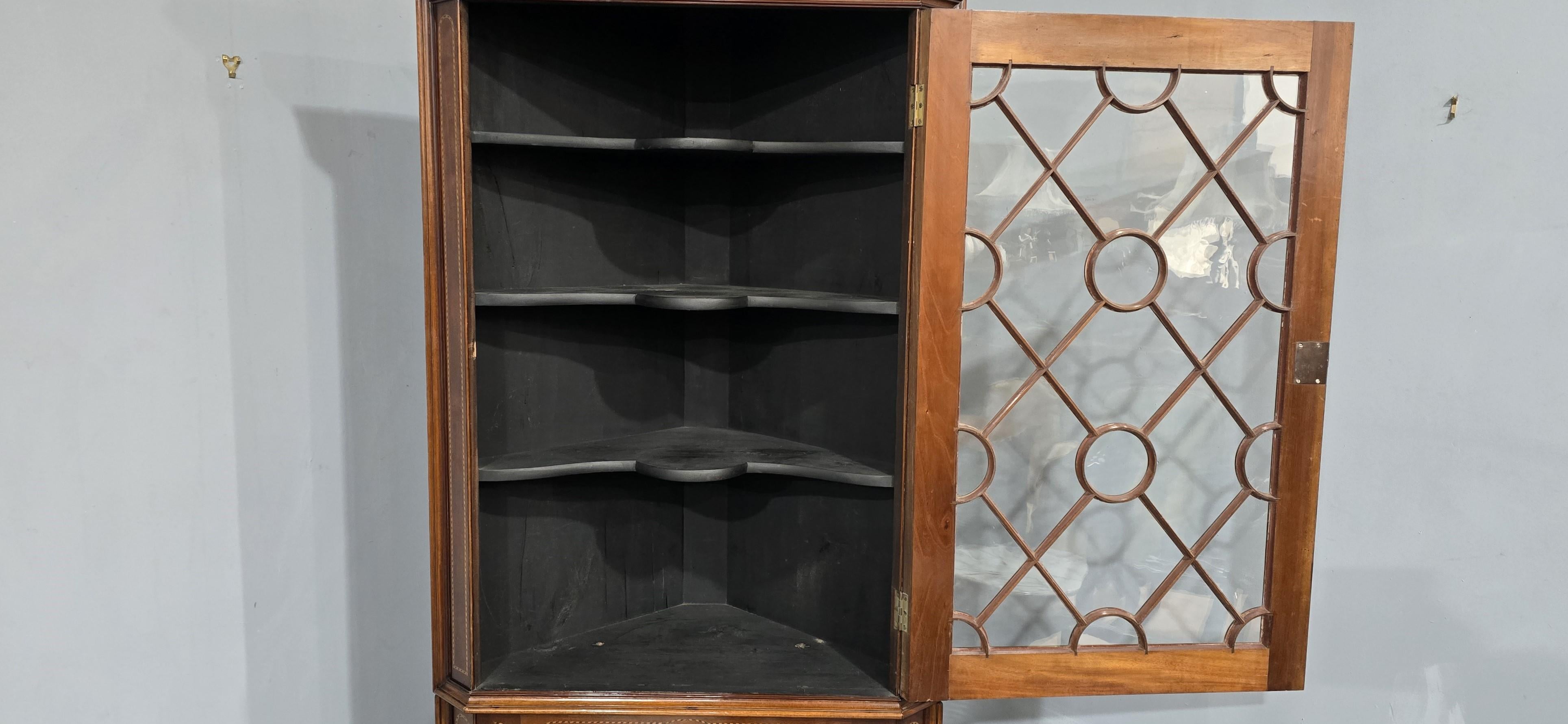 Mahagoni-Schrank mit Intarsien in Spitzenqualität im Angebot 7