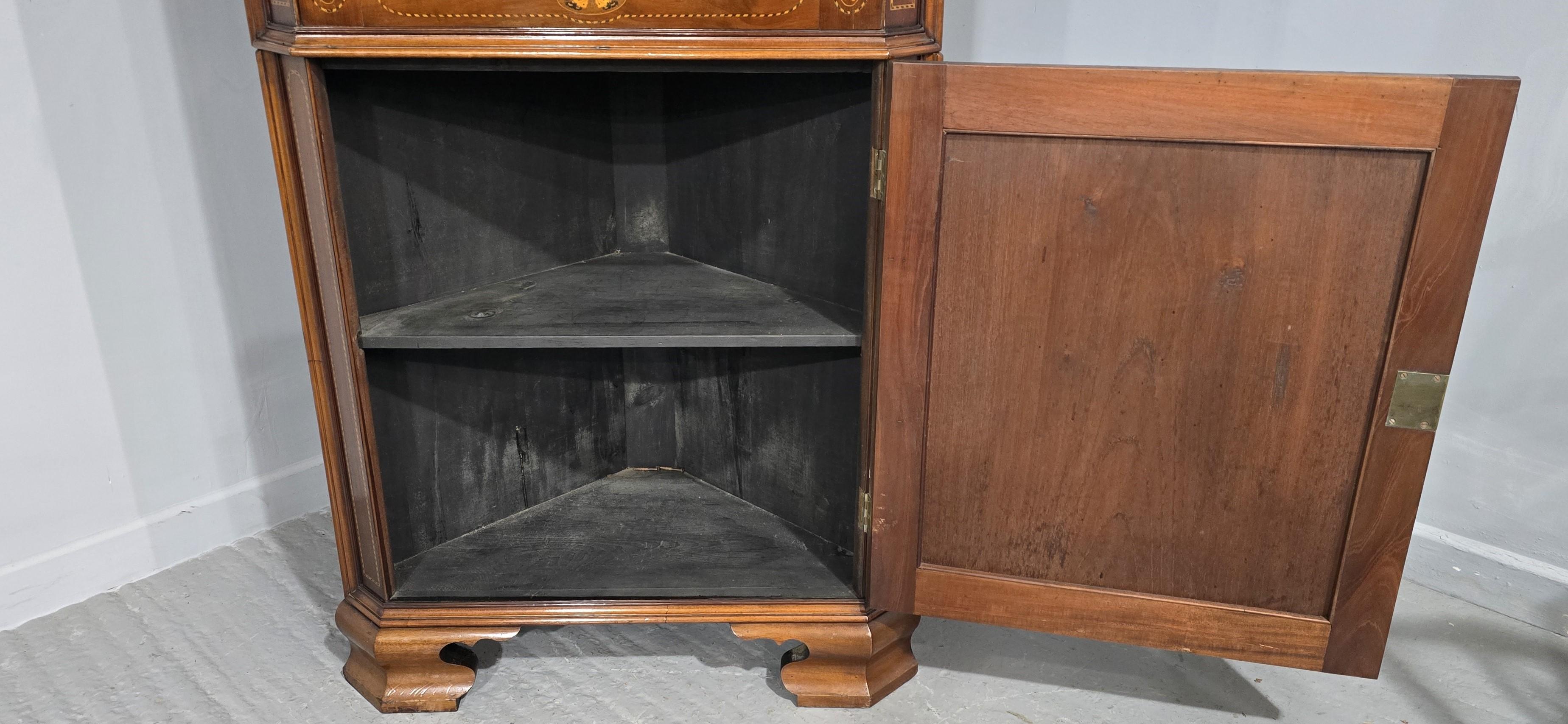 Mahagoni-Schrank mit Intarsien in Spitzenqualität im Angebot 9