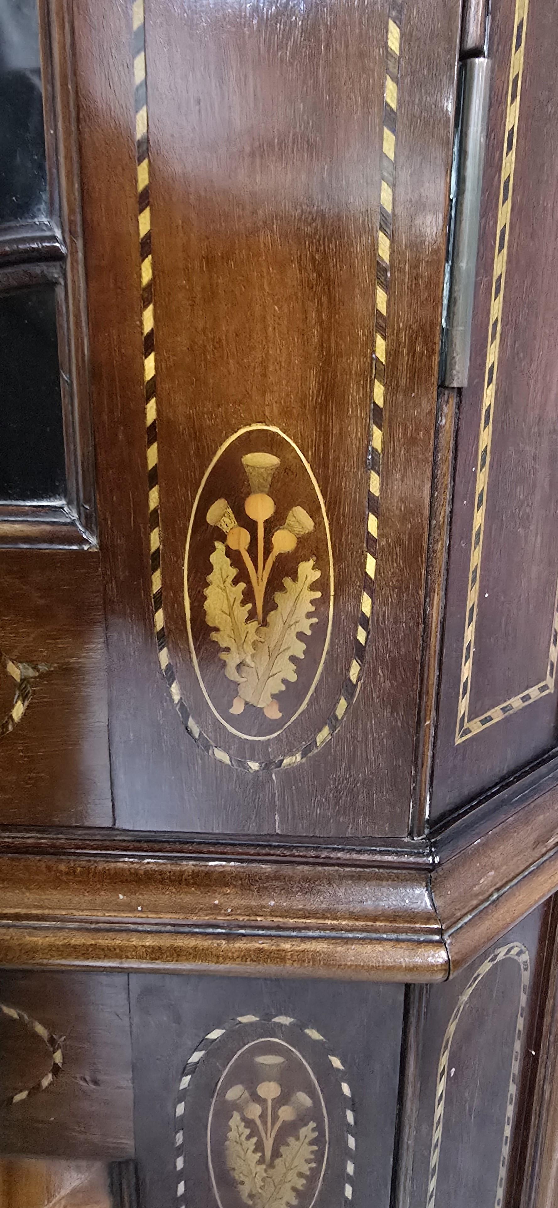 Mahagoni-Schrank mit Intarsien in Spitzenqualität im Angebot 1