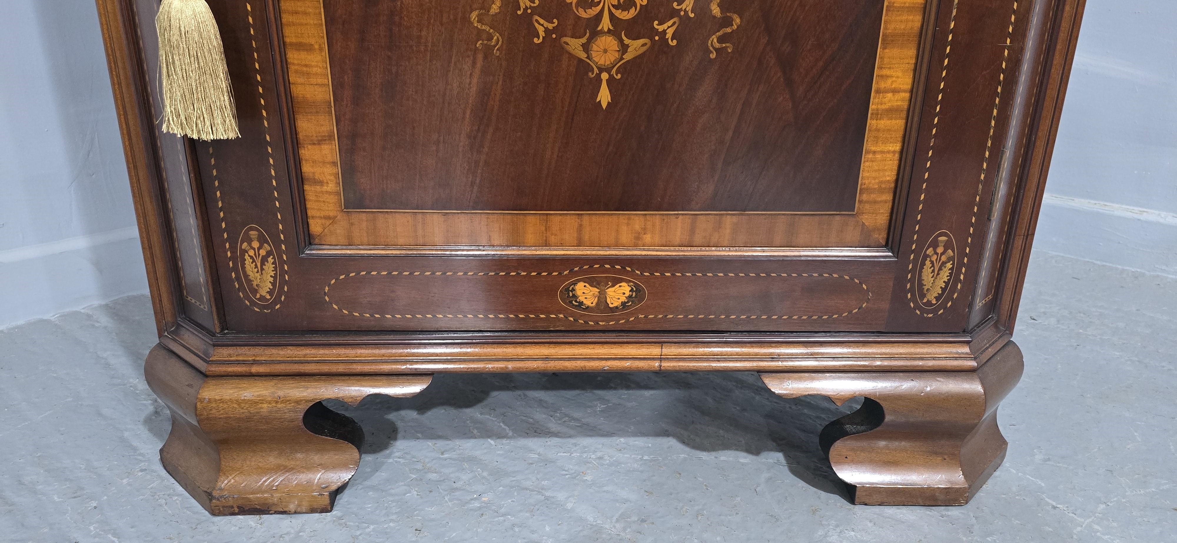 Mahagoni-Schrank mit Intarsien in Spitzenqualität im Angebot 3