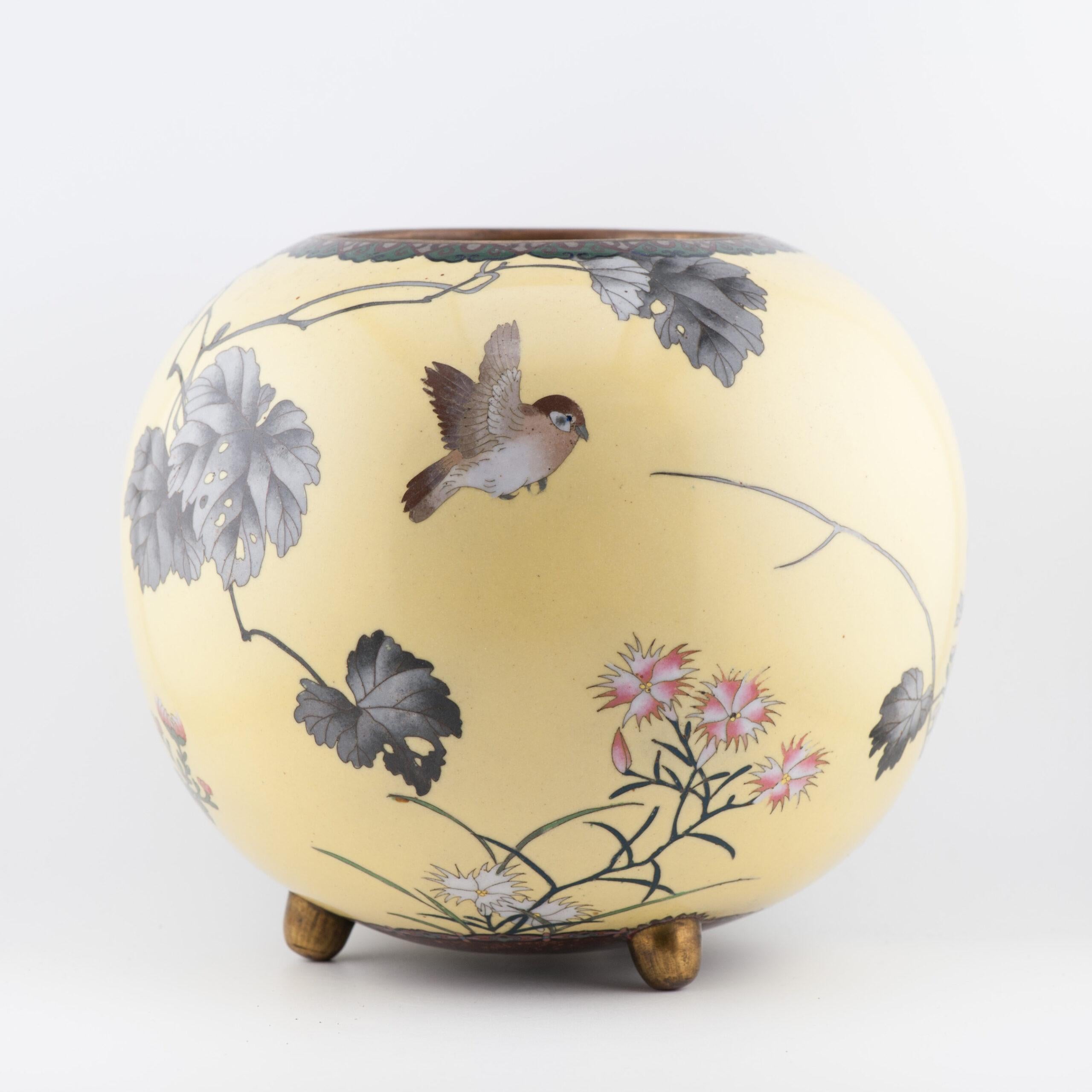 Grand brûleur d'encens jaune de qualité supérieure avec fleurs et oiseaux cloisonnés en vente 6