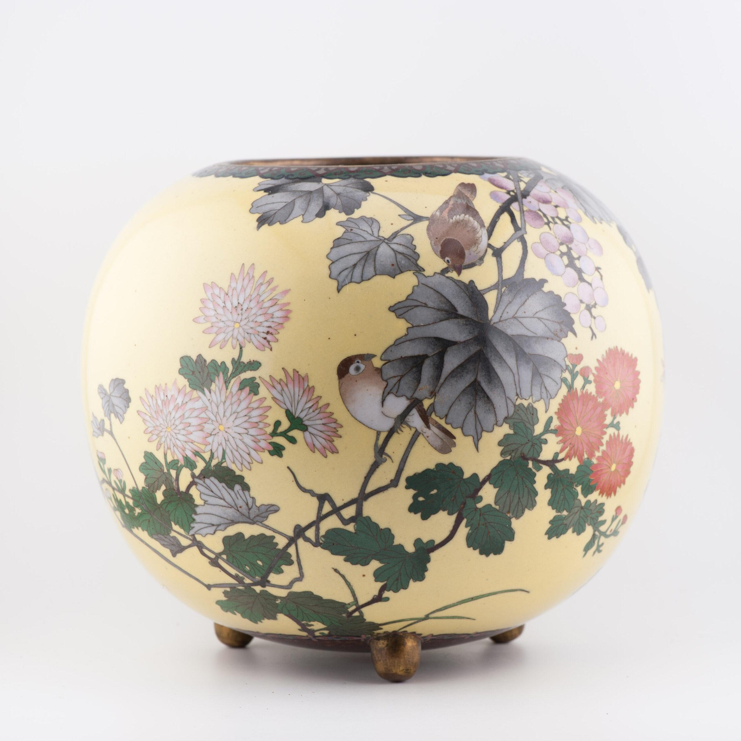 Grand brûleur d'encens jaune de qualité supérieure avec fleurs et oiseaux cloisonnés en vente 7