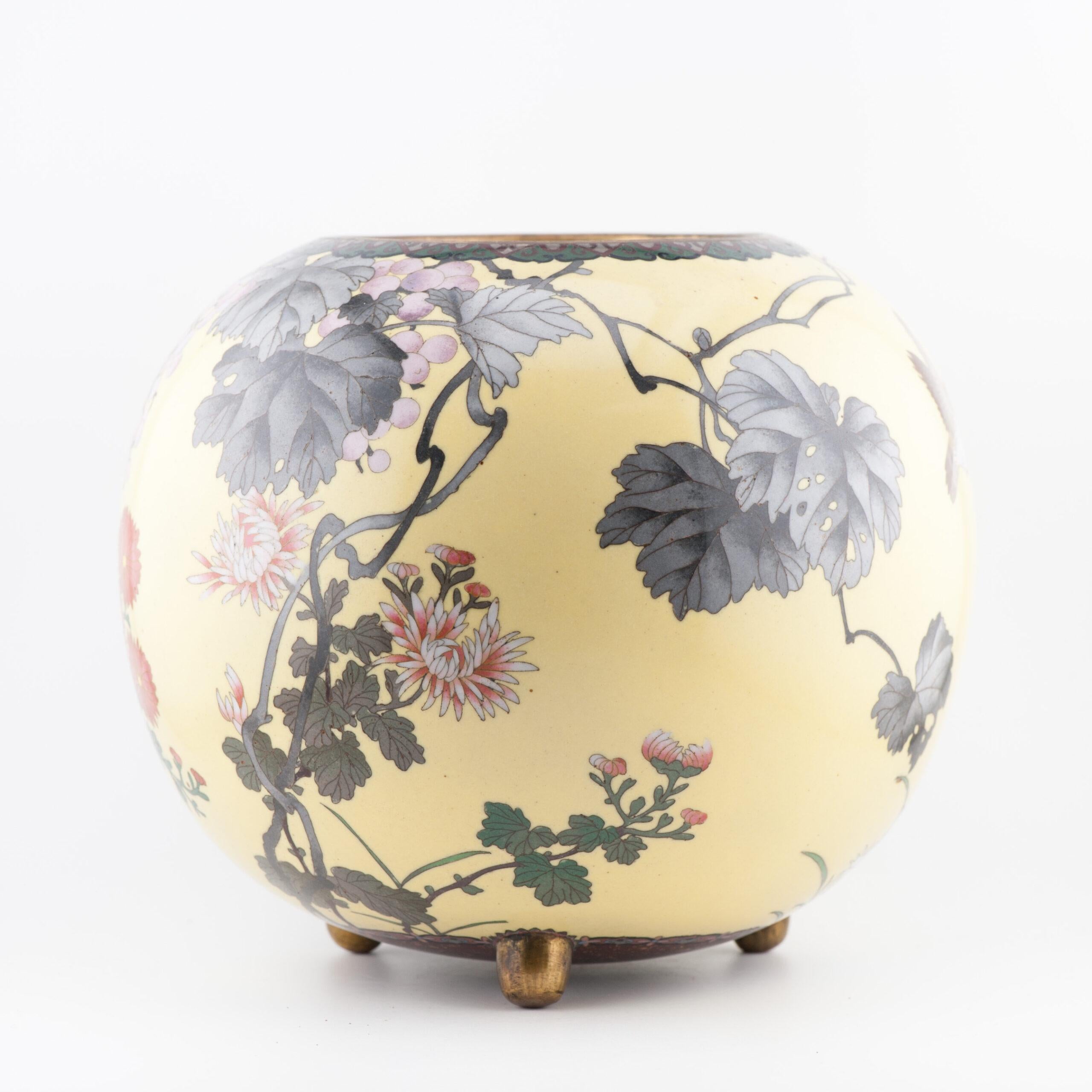 Grand brûleur d'encens jaune de qualité supérieure avec fleurs et oiseaux cloisonnés en vente 8