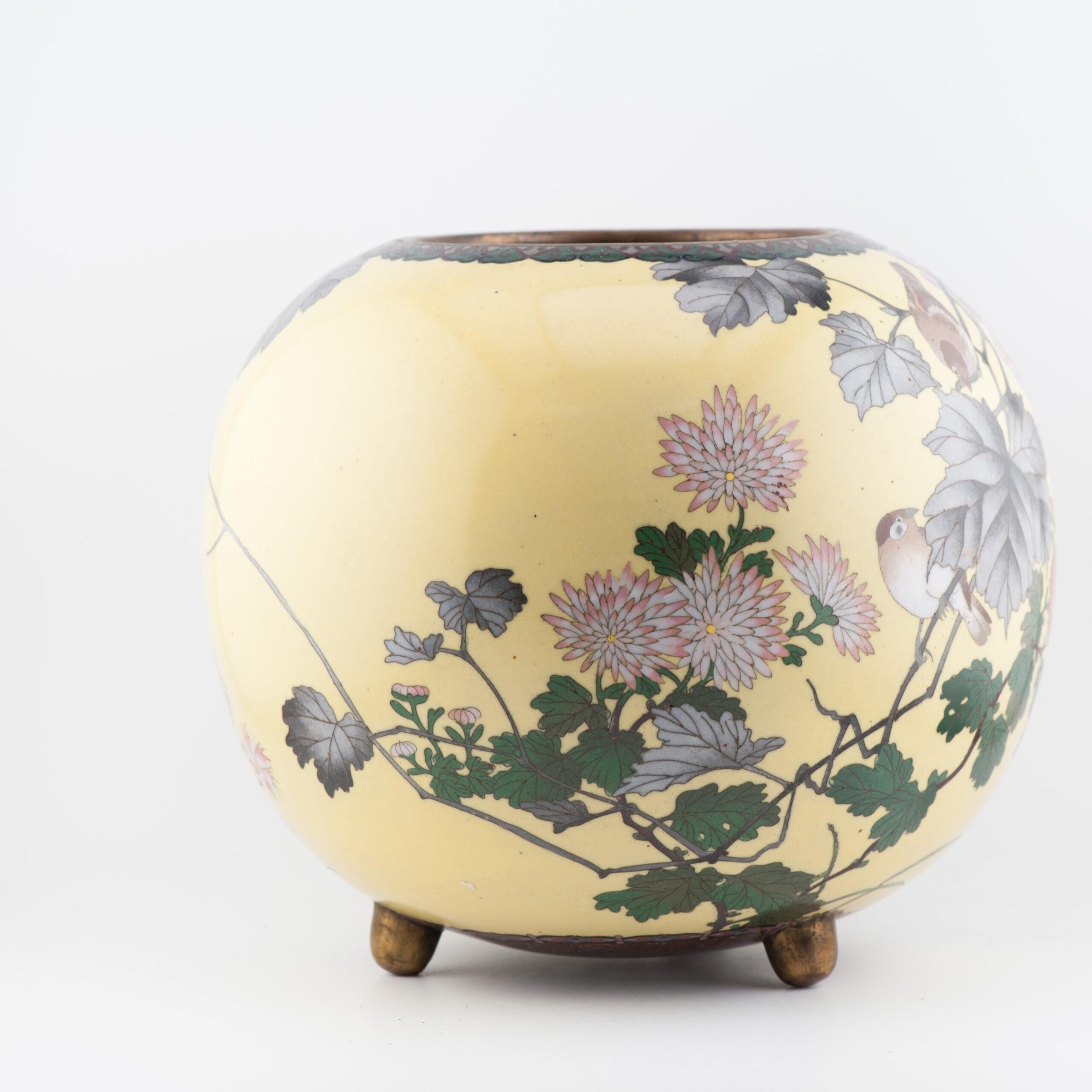 Meiji Grand brûleur d'encens jaune de qualité supérieure avec fleurs et oiseaux cloisonnés en vente