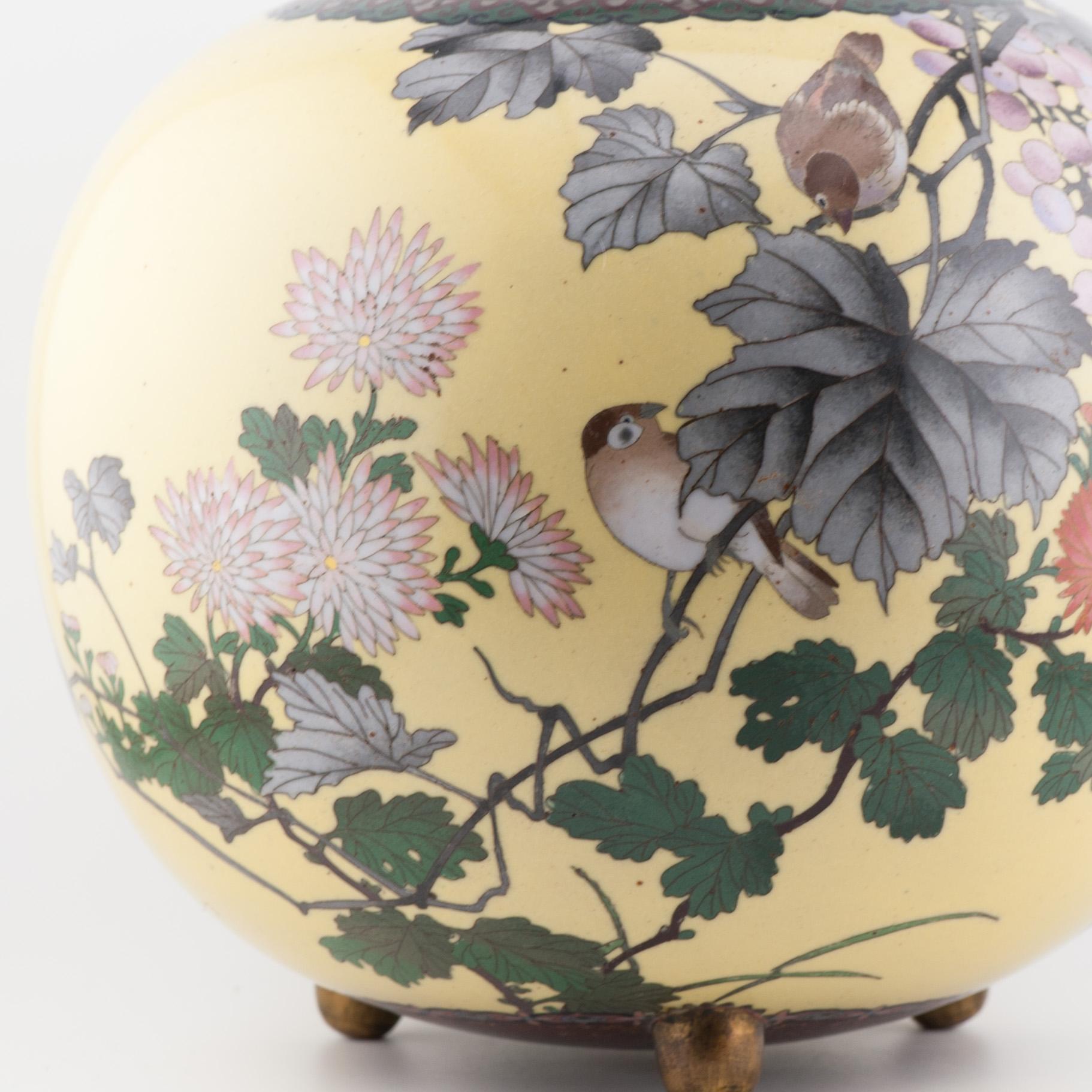 Grand brûleur d'encens jaune de qualité supérieure avec fleurs et oiseaux cloisonnés Bon état - En vente à Amsterdam, Noord Holland