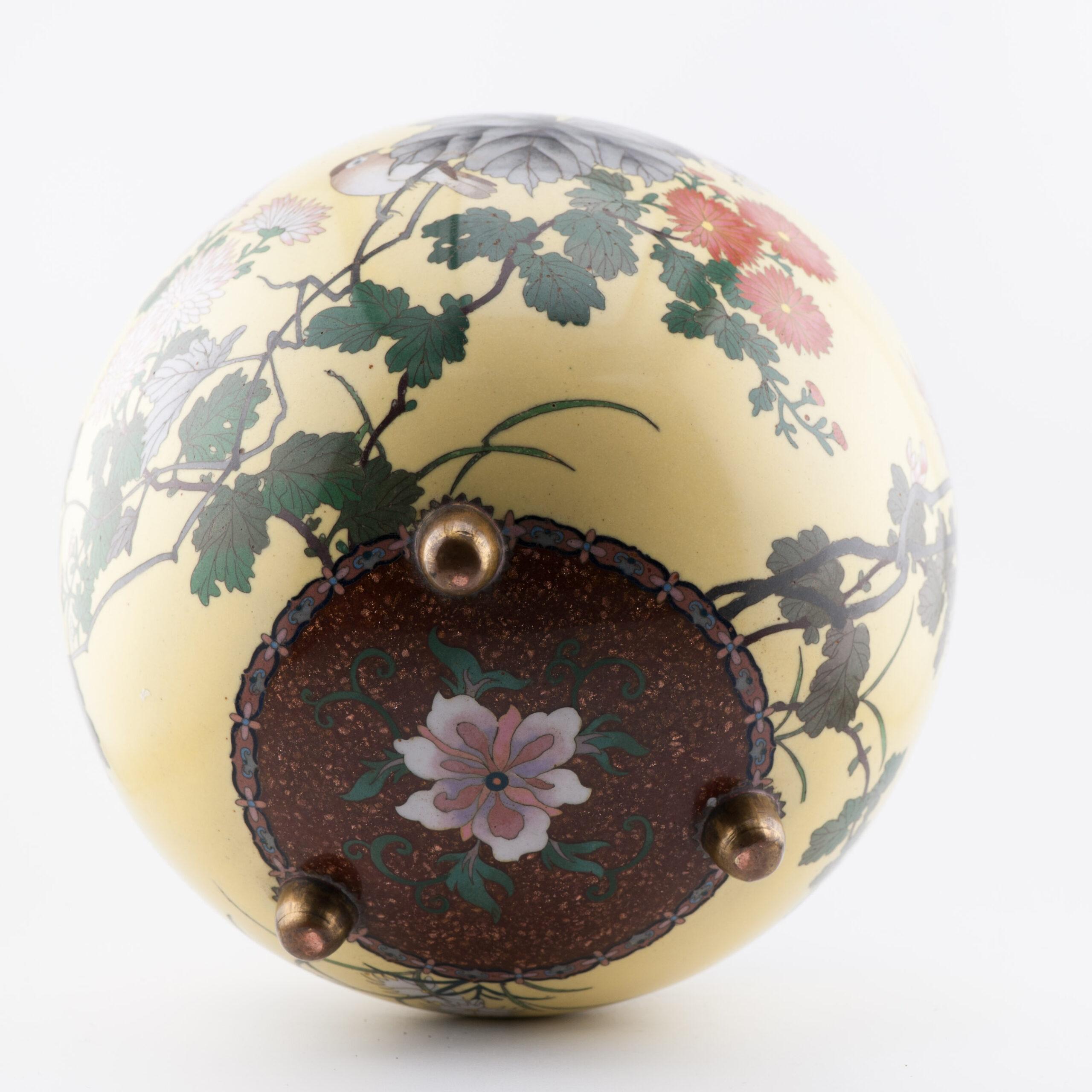 XIXe siècle Grand brûleur d'encens jaune de qualité supérieure avec fleurs et oiseaux cloisonnés en vente