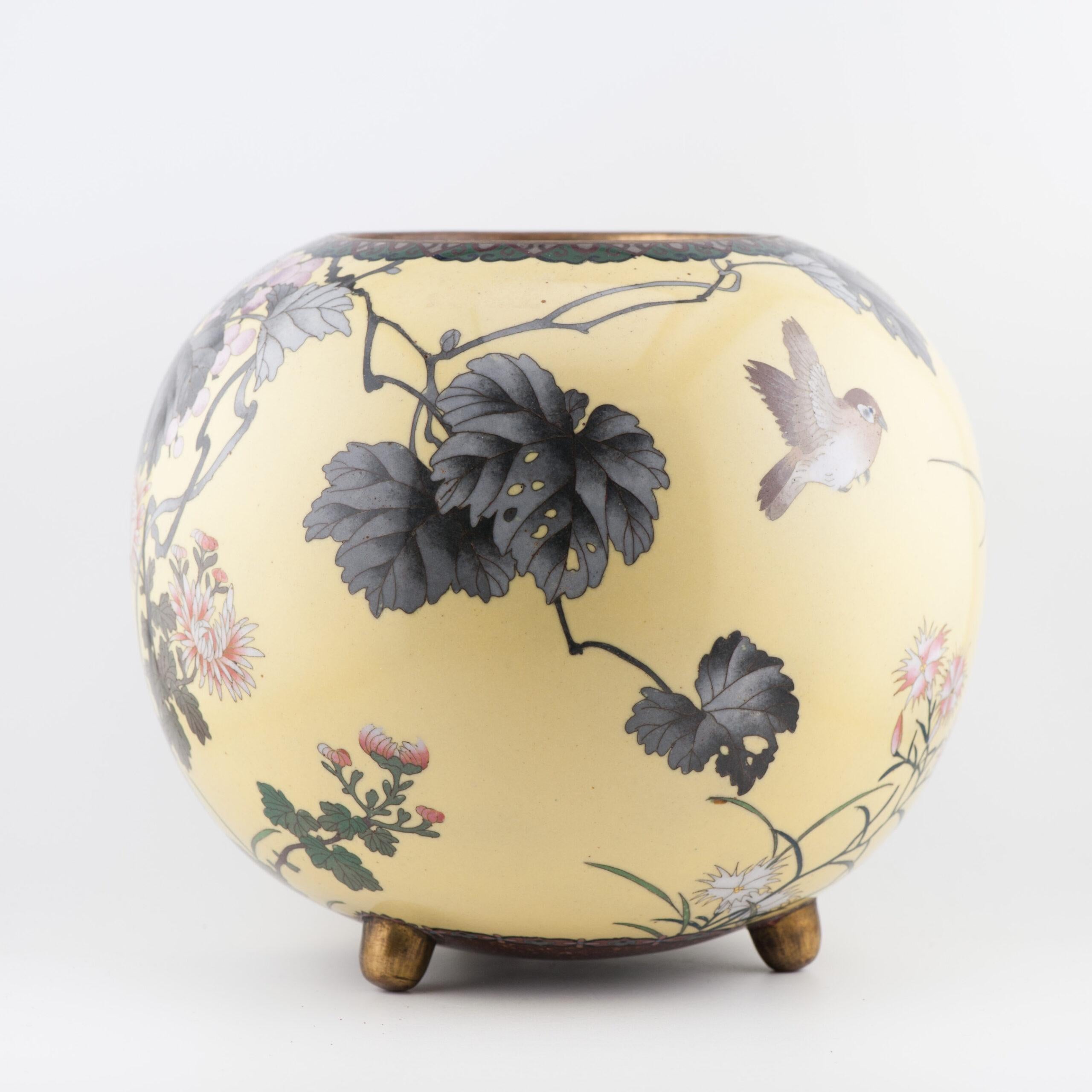 Porcelaine Grand brûleur d'encens jaune de qualité supérieure avec fleurs et oiseaux cloisonnés en vente