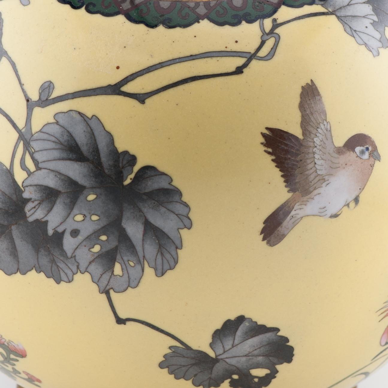 Grand brûleur d'encens jaune de qualité supérieure avec fleurs et oiseaux cloisonnés en vente 1