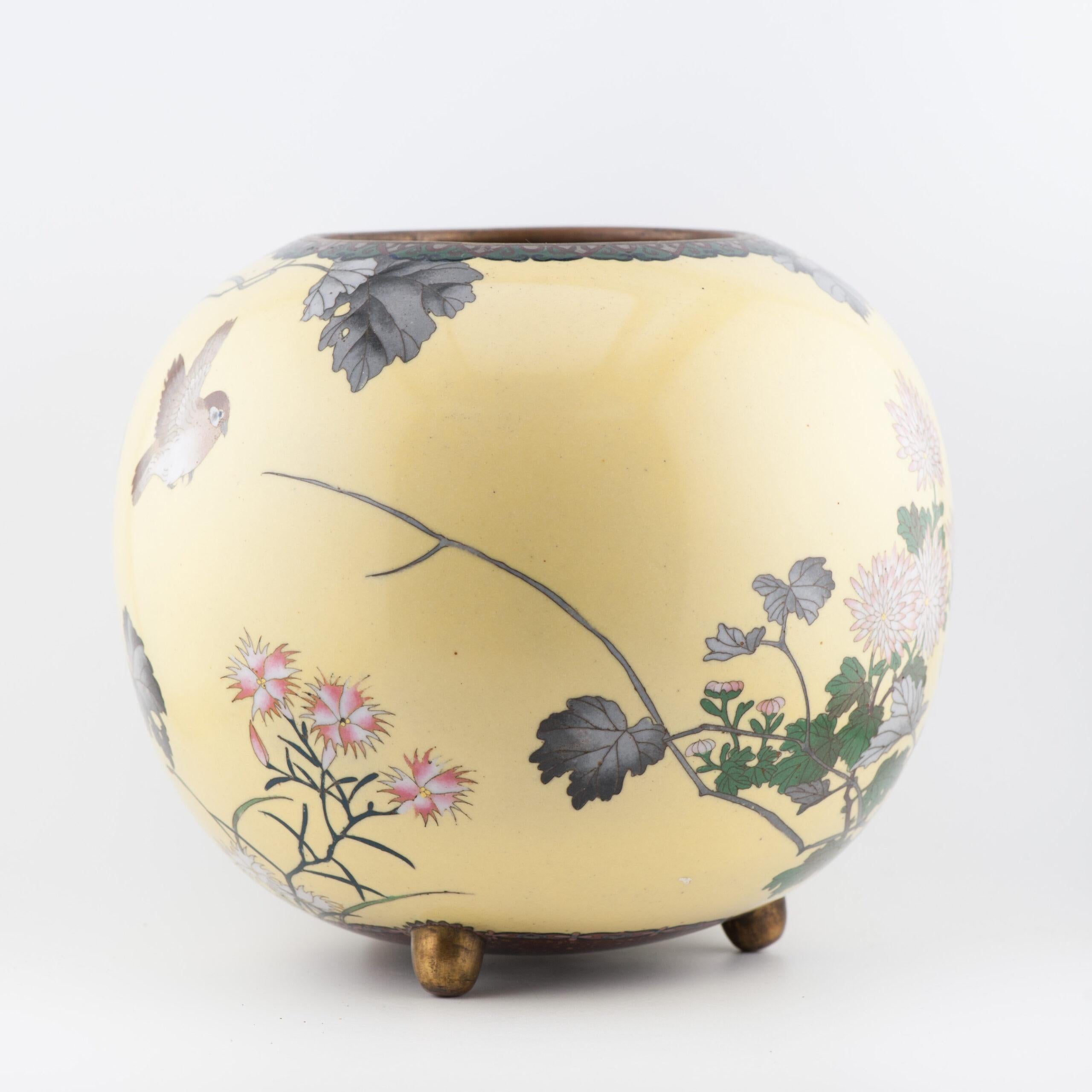 Grand brûleur d'encens jaune de qualité supérieure avec fleurs et oiseaux cloisonnés en vente 2